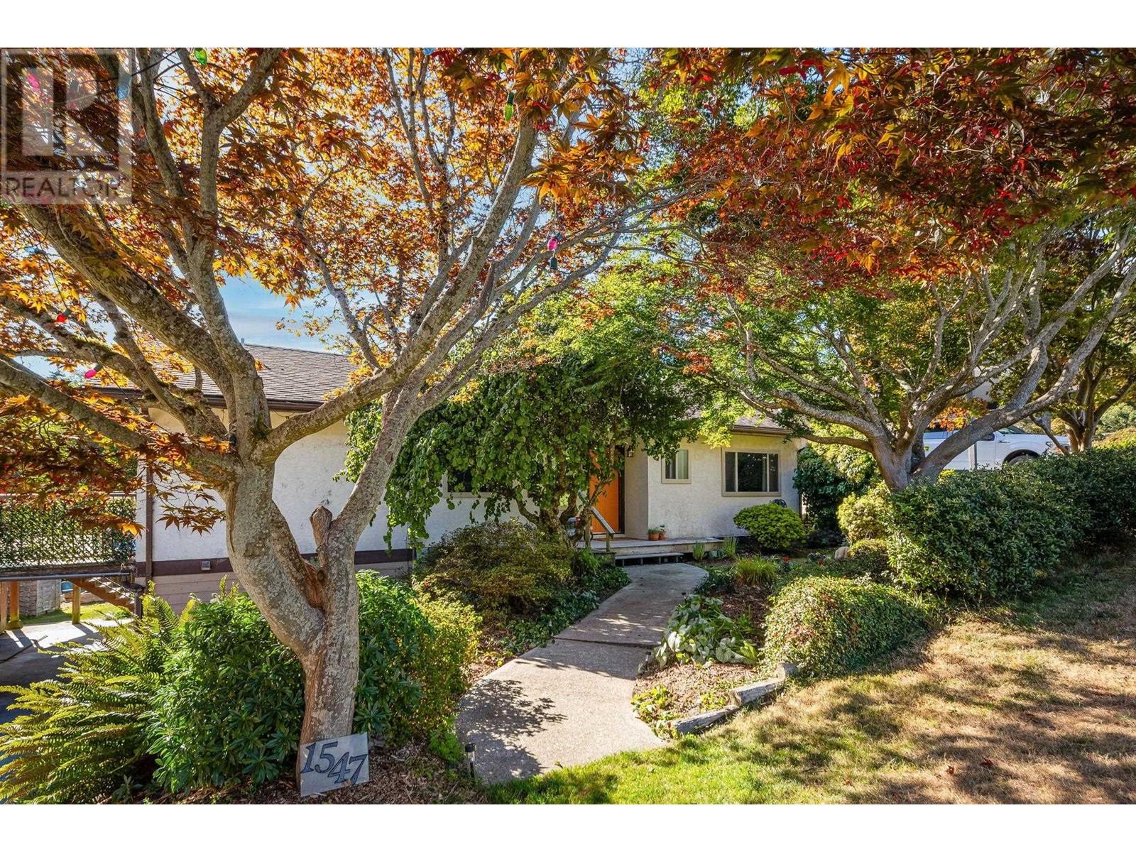 1547 GRANDVIEW ROAD, gibsons, British Columbia