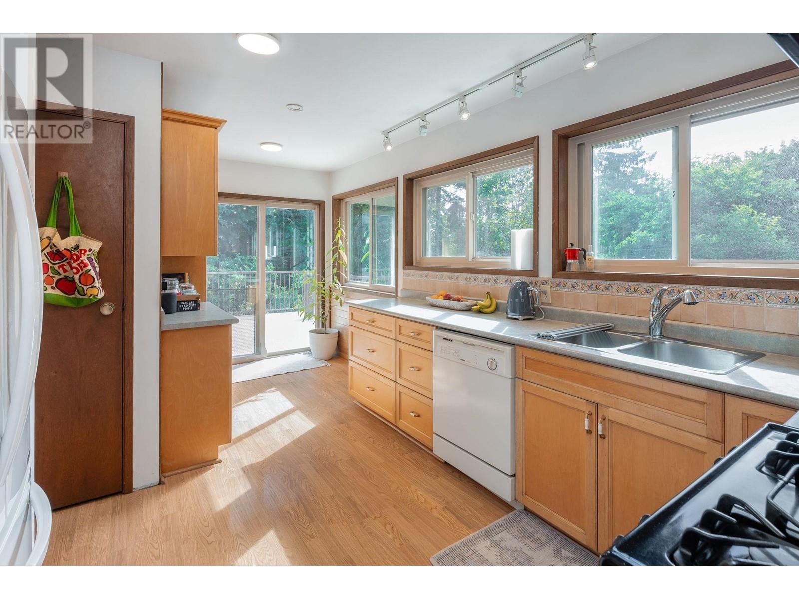 1547 Grandview Road, Gibsons, British Columbia  V0N 1V5 - Photo 13 - R2828776