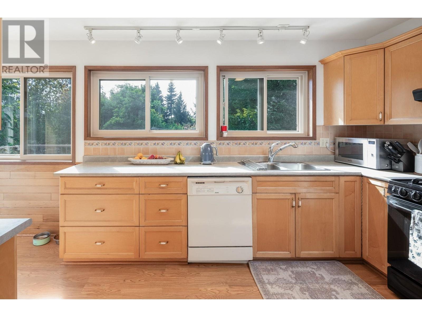 1547 Grandview Road, Gibsons, British Columbia  V0N 1V5 - Photo 15 - R2828776