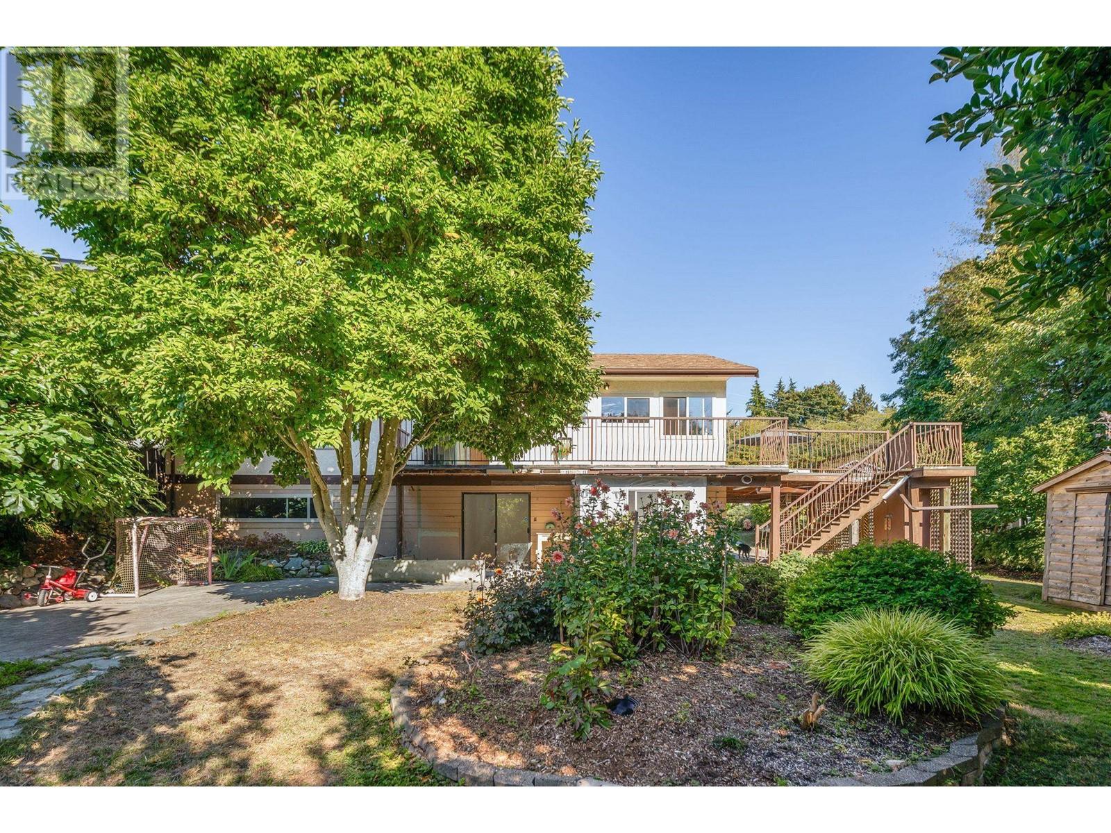 1547 Grandview Road, Gibsons, British Columbia  V0N 1V5 - Photo 2 - R2828776