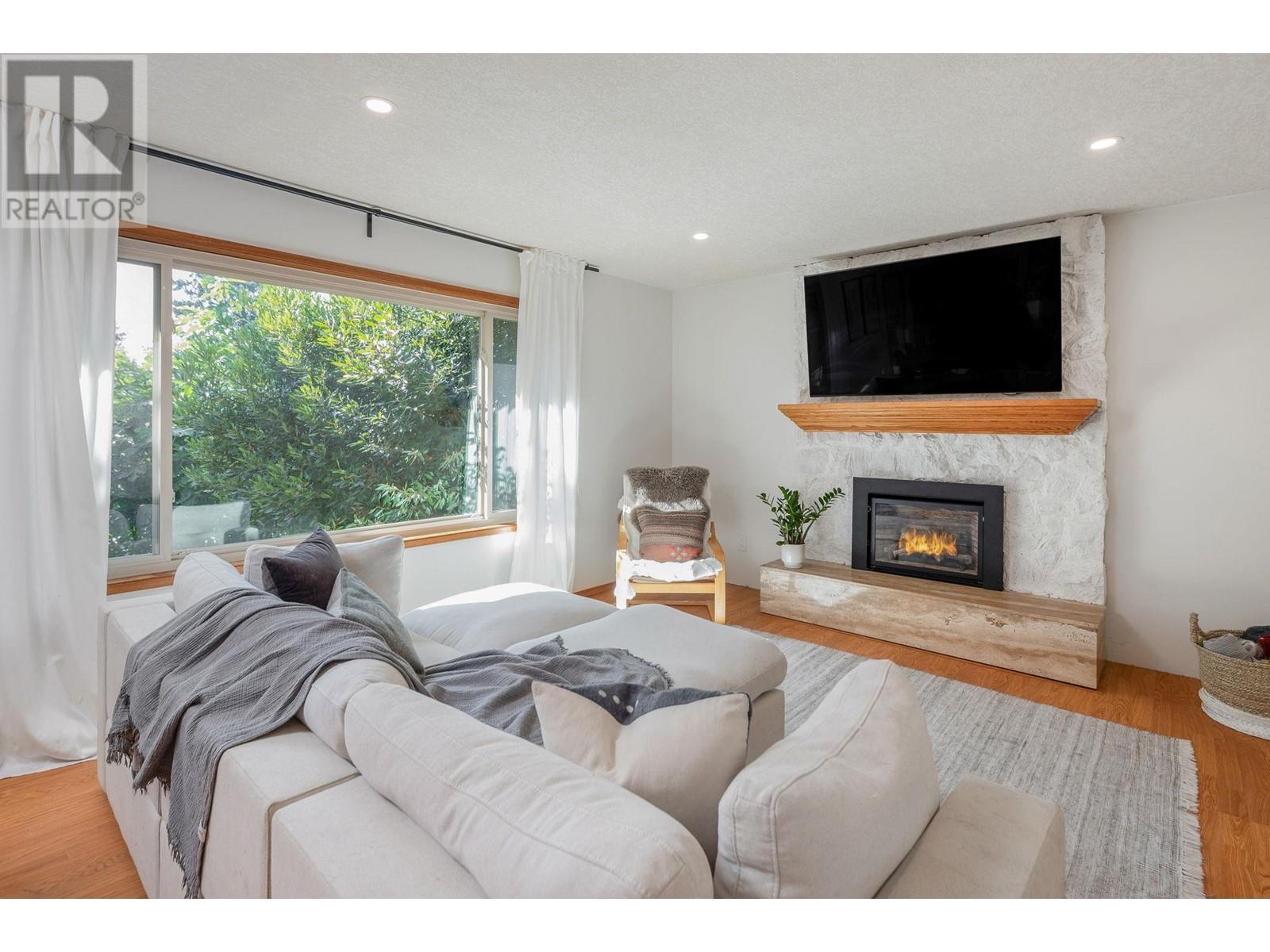 1547 Grandview Road, Gibsons, British Columbia  V0N 1V5 - Photo 6 - R2828776