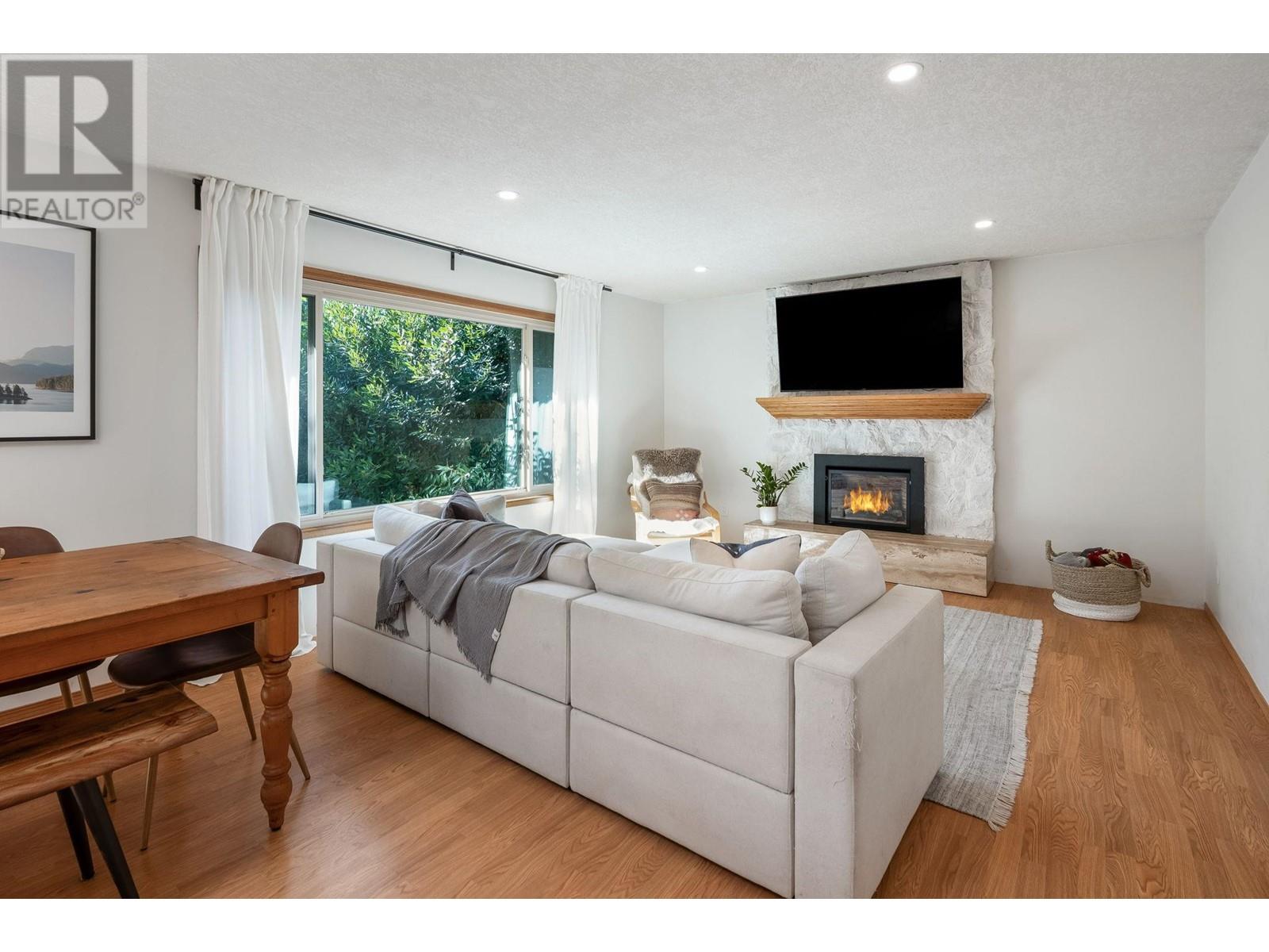 1547 Grandview Road, Gibsons, British Columbia  V0N 1V5 - Photo 8 - R2828776
