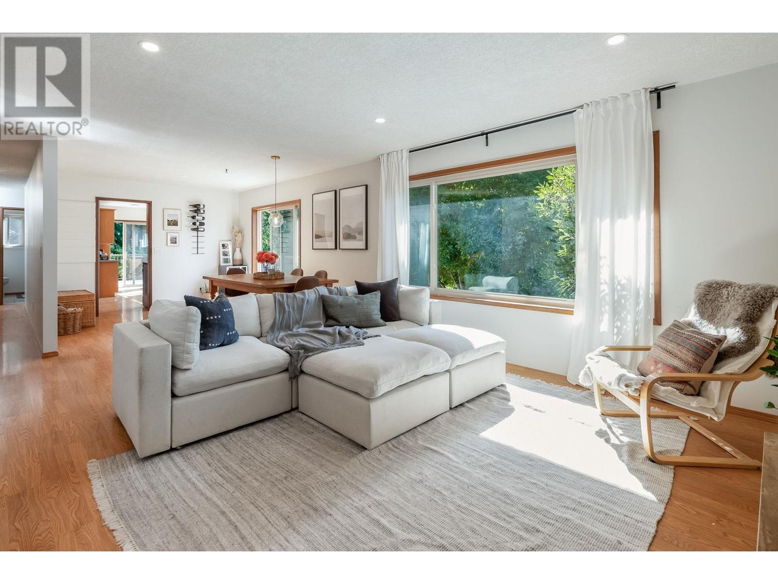 1547 Grandview Road, Gibsons, British Columbia  V0N 1V5 - Photo 9 - R2828776