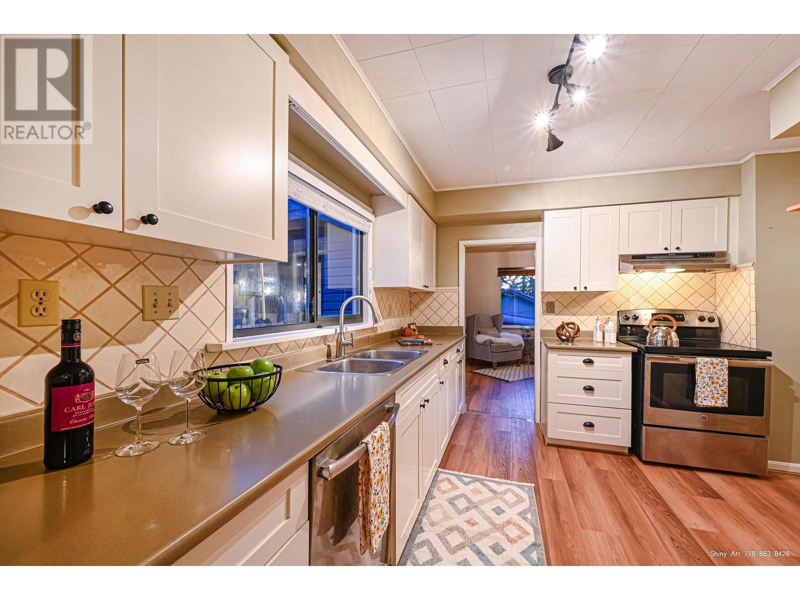 261 E Osborne Road, North Vancouver, British Columbia  V7N 1M2 - Photo 11 - R2828819