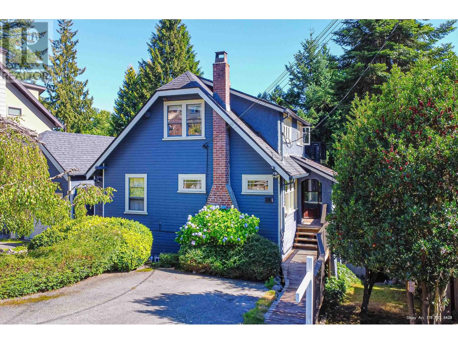 261 E Osborne Road, North Vancouver, British Columbia  V7N 1M2 - Photo 2 - R2828819