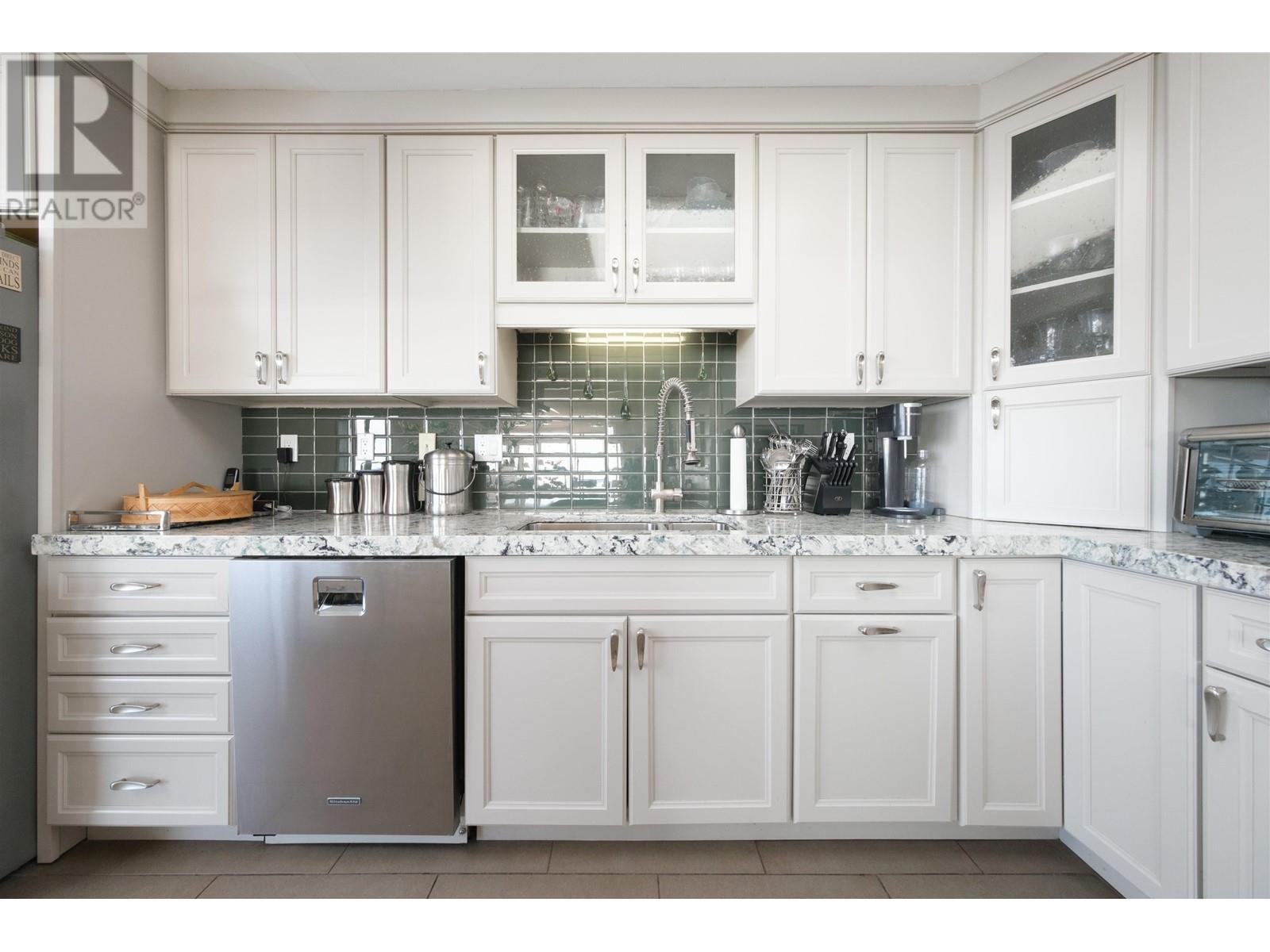 2 2206 Folkestone Way, West Vancouver, British Columbia  V7S 2X7 - Photo 8 - R2828472