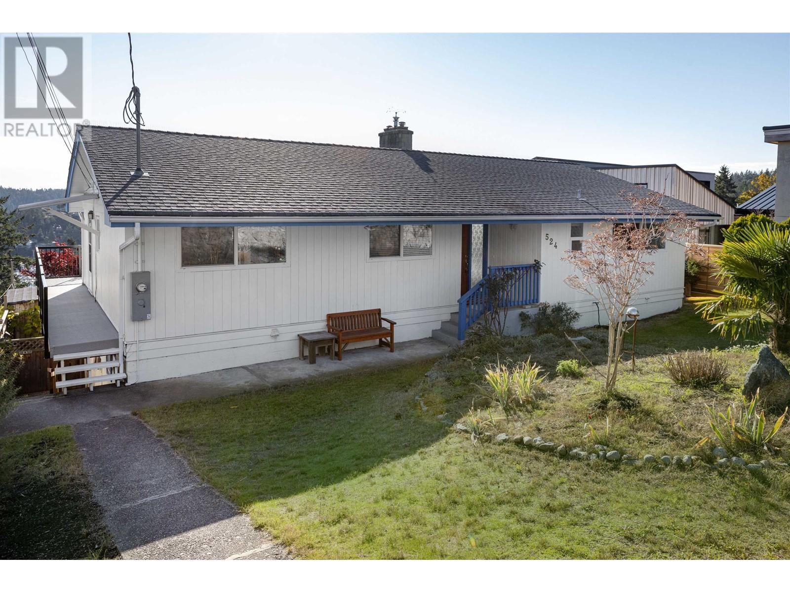 524 Abbs Road, Gibsons, British Columbia  V0N 1V0 - Photo 2 - R2825421