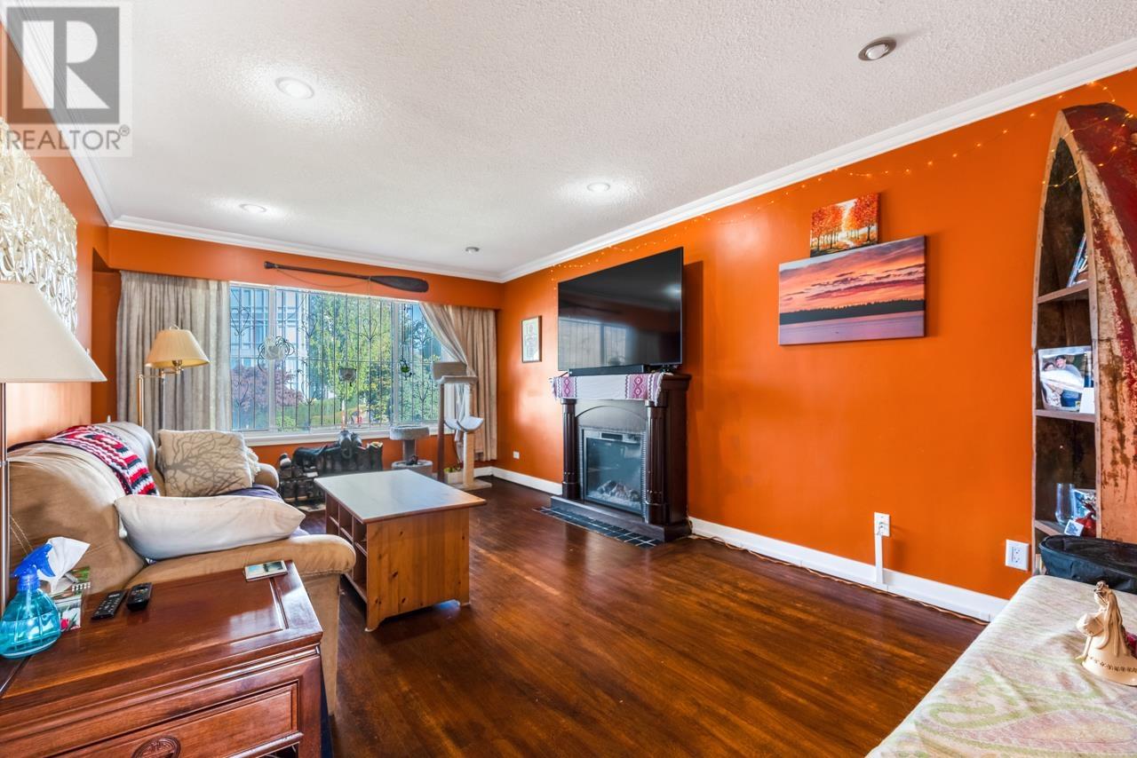 2324 E 30th Avenue, Vancouver, British Columbia  V5R 2S1 - Photo 3 - R2828221