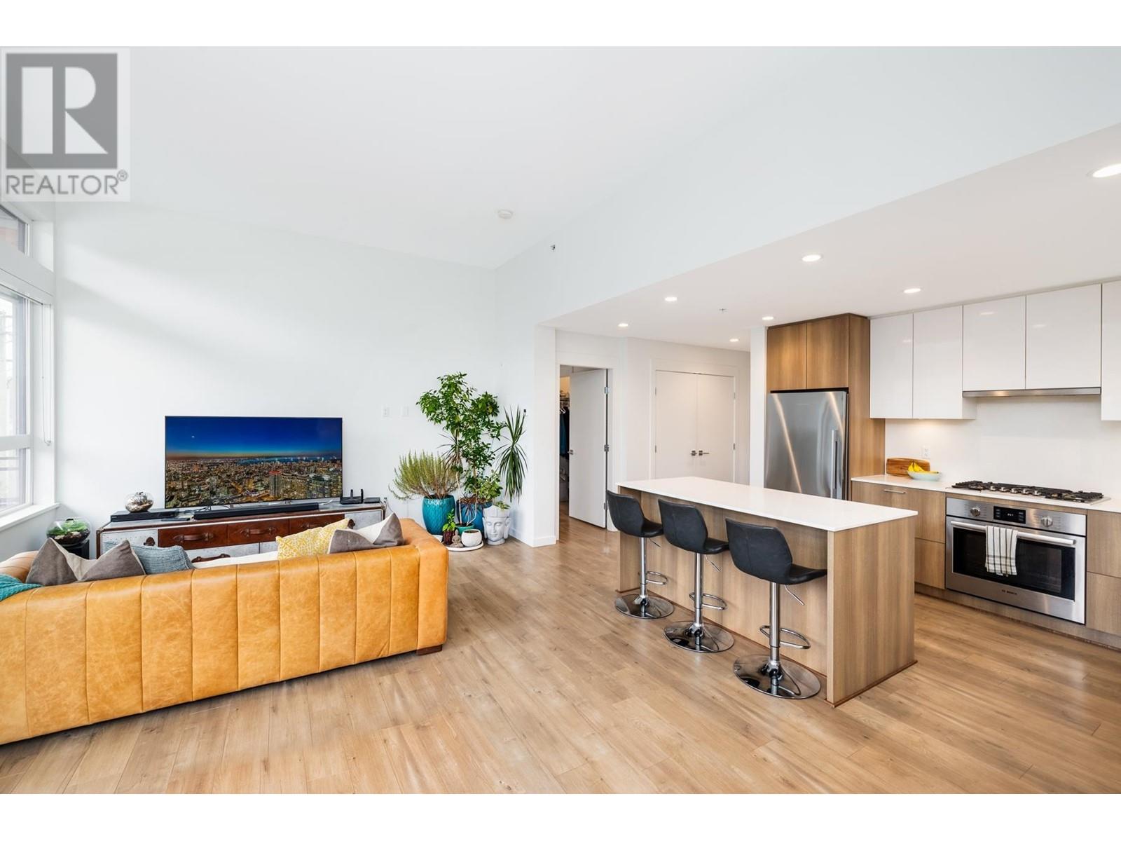 311 715 W 15th Street, Vancouver, British Columbia  V7M 1T2 - Photo 2 - R2824221