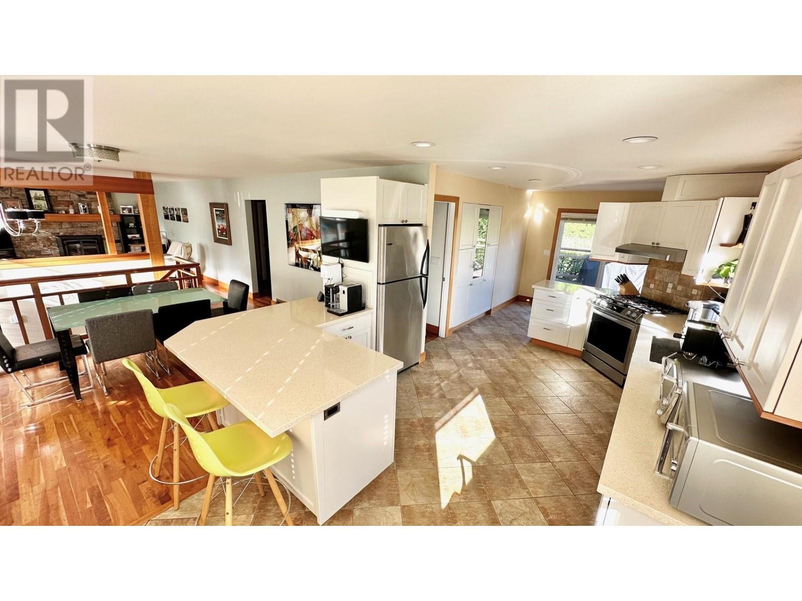 2160 Jordan Drive, Burnaby, British Columbia  V5B 4E8 - Photo 2 - R2828604