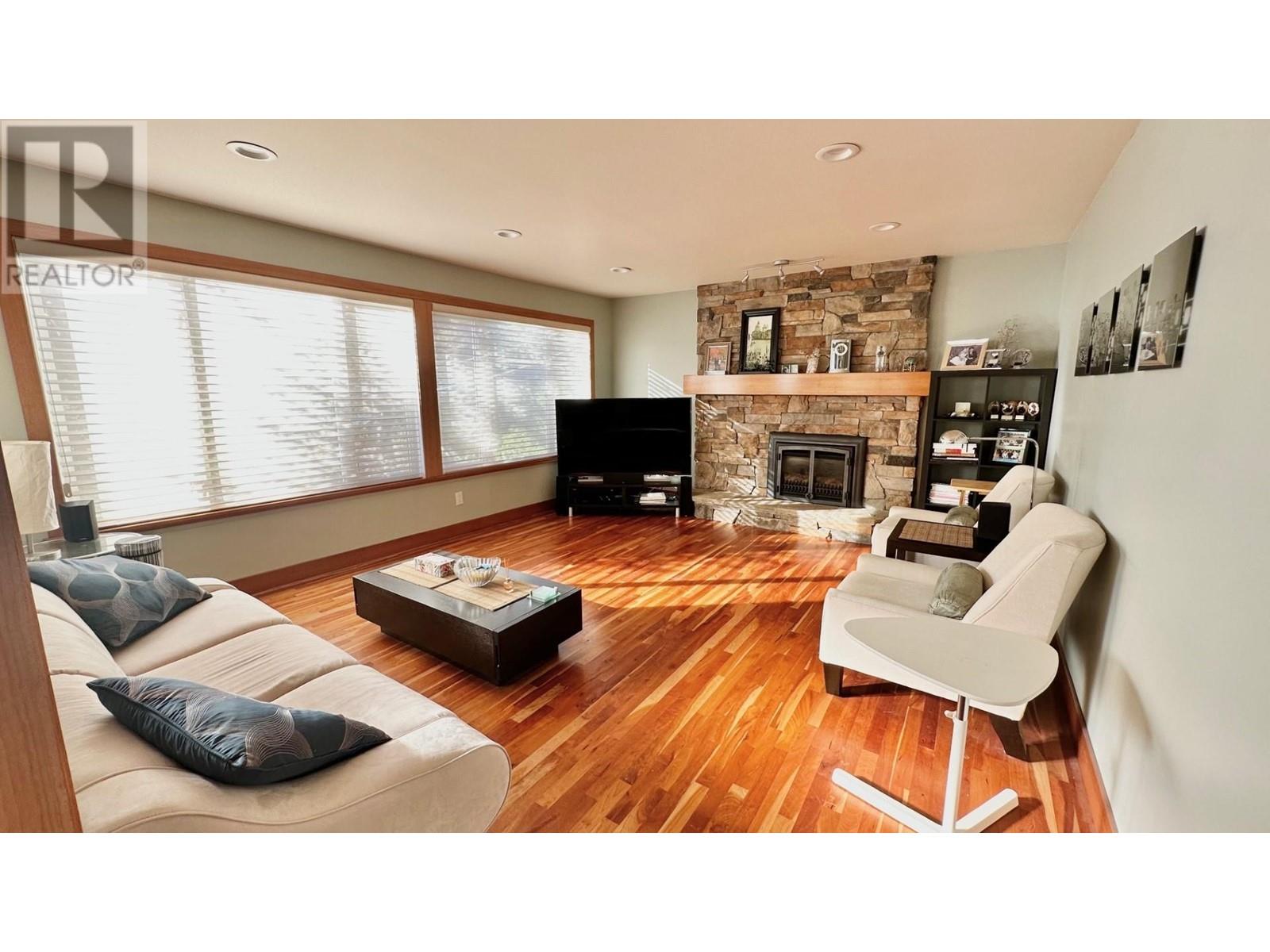 2160 Jordan Drive, Burnaby, British Columbia  V5B 4E8 - Photo 9 - R2828604