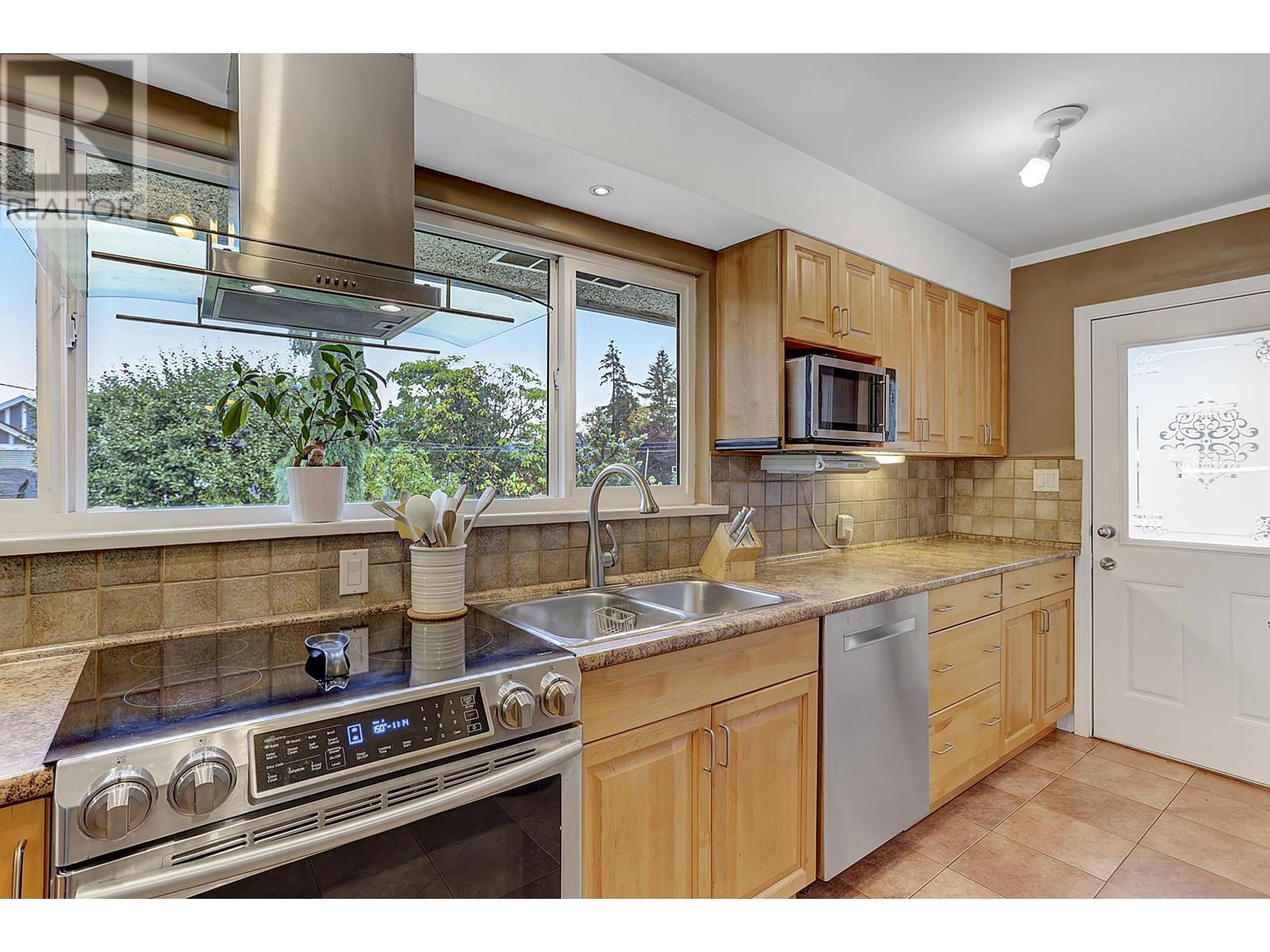 311 Nootka Street, New Westminster, British Columbia  V3L 4X3 - Photo 2 - R2828896