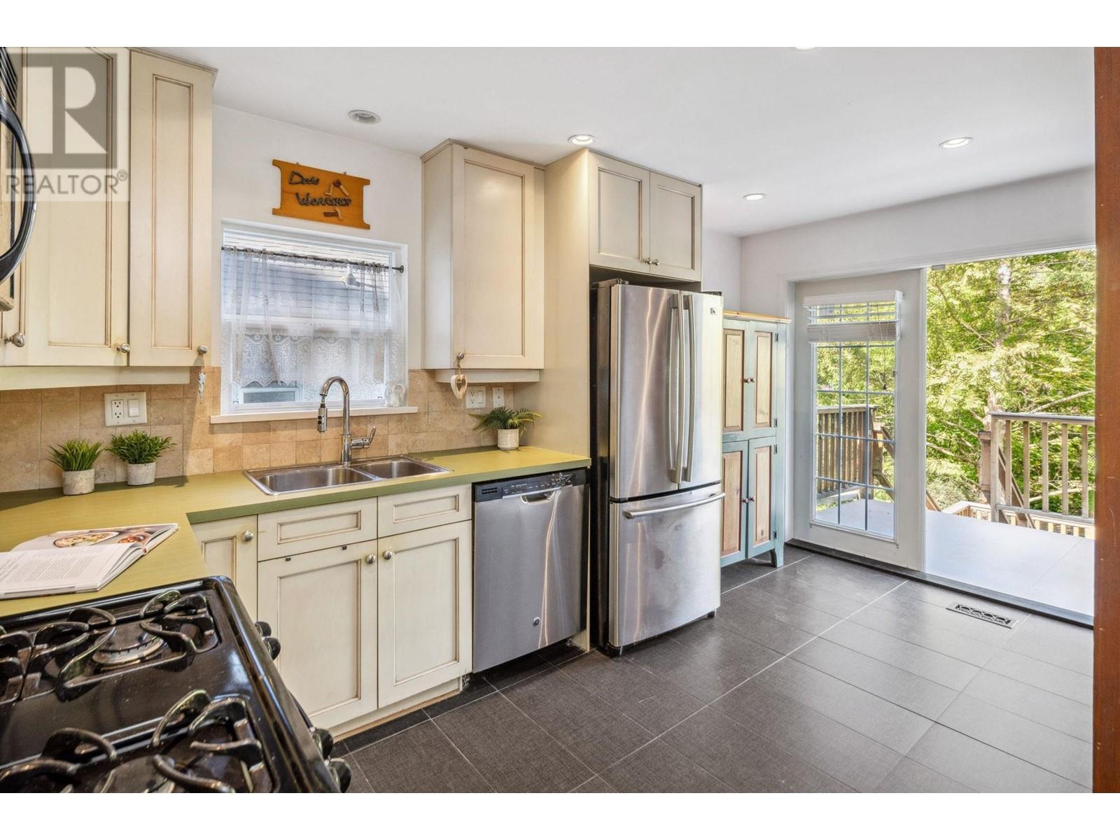 829 E 22nd Avenue, Vancouver, British Columbia  V5V 1V8 - Photo 11 - R2828940