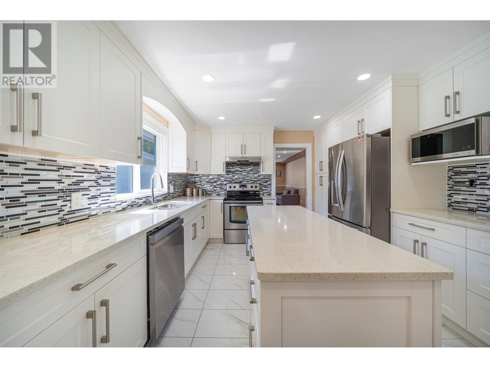 2015 Balsam Way, Squamish, British Columbia  V8B 0W1 - Photo 2 - R2828953