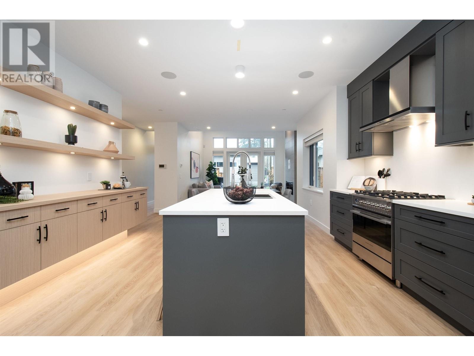 352 14th West Street, North Vancouver, British Columbia  V7M 1P6 - Photo 2 - R2826429