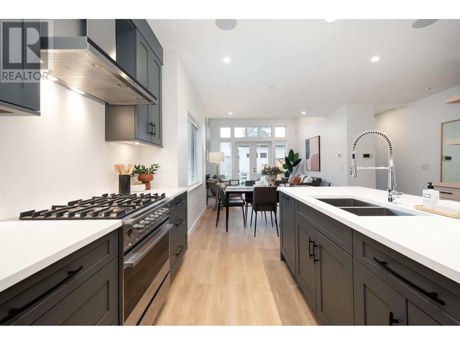 354 14th West Street, North Vancouver, British Columbia  V7M 1P6 - Photo 4 - R2826436