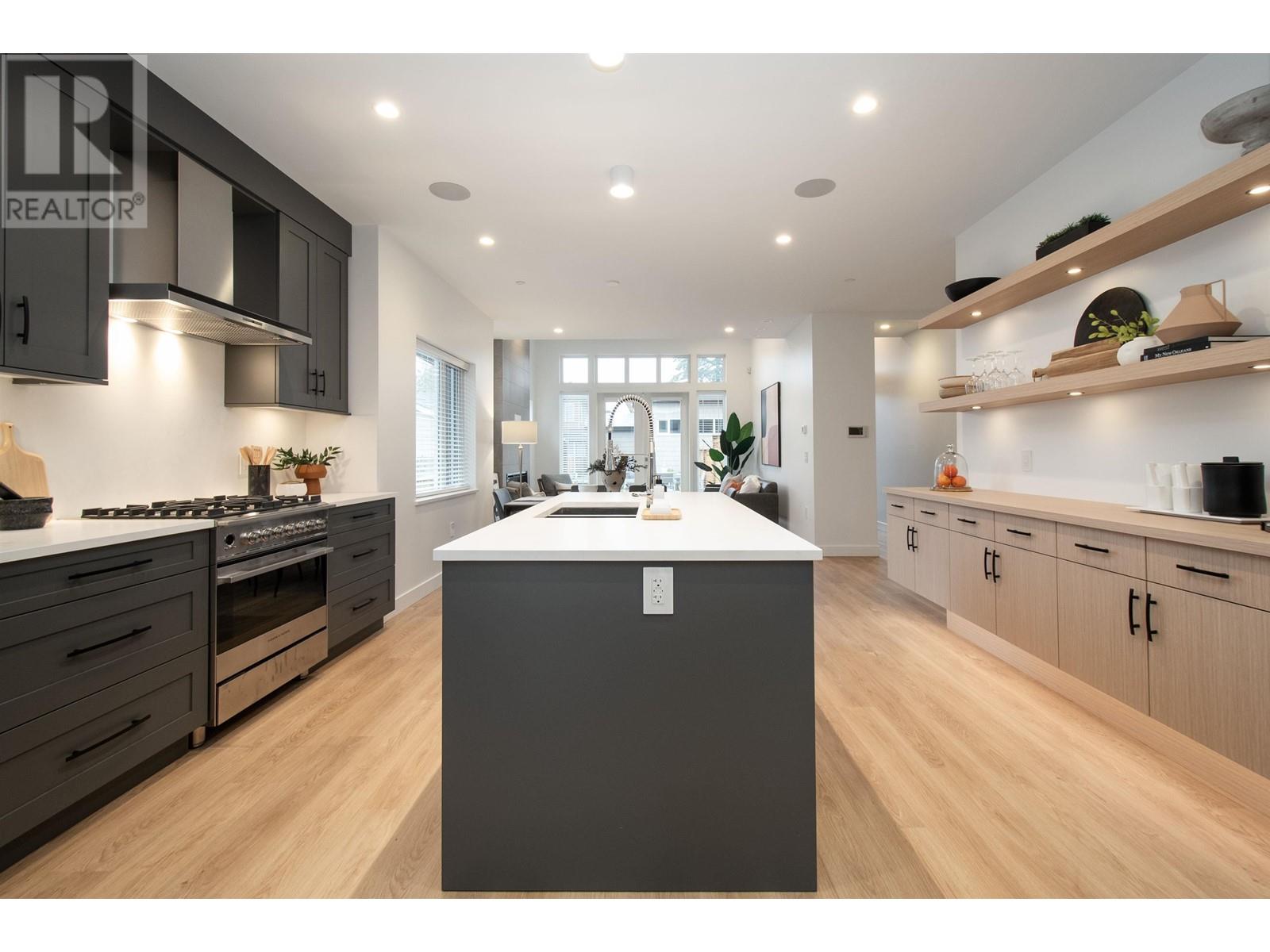 354 14th West Street, North Vancouver, British Columbia  V7M 1P6 - Photo 2 - R2826436