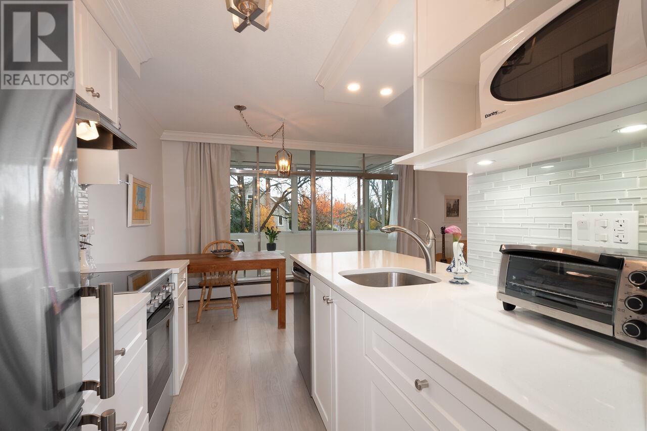 211 1425 ESQUIMALT AVENUE, west vancouver, British Columbia