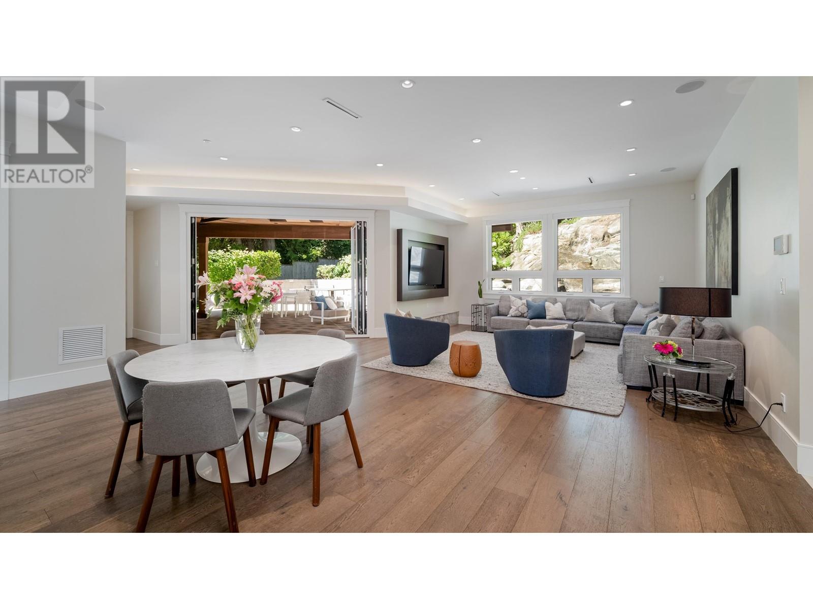 3905 Southridge Avenue, West Vancouver, British Columbia  V7V 3H9 - Photo 2 - R2828983