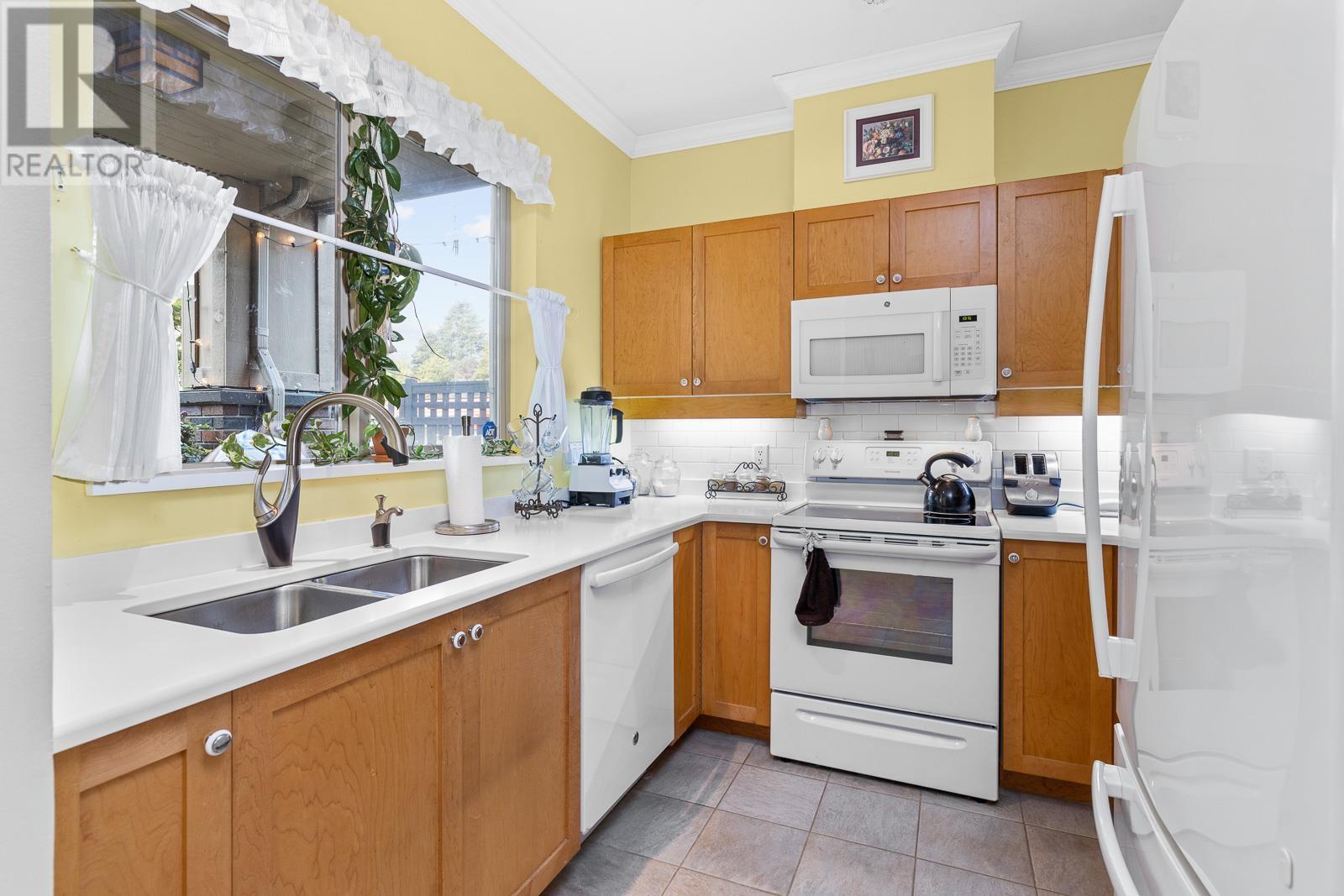 111 808 Sangster Place, New Westminster, British Columbia  V3L 5W3 - Photo 2 - R2829262