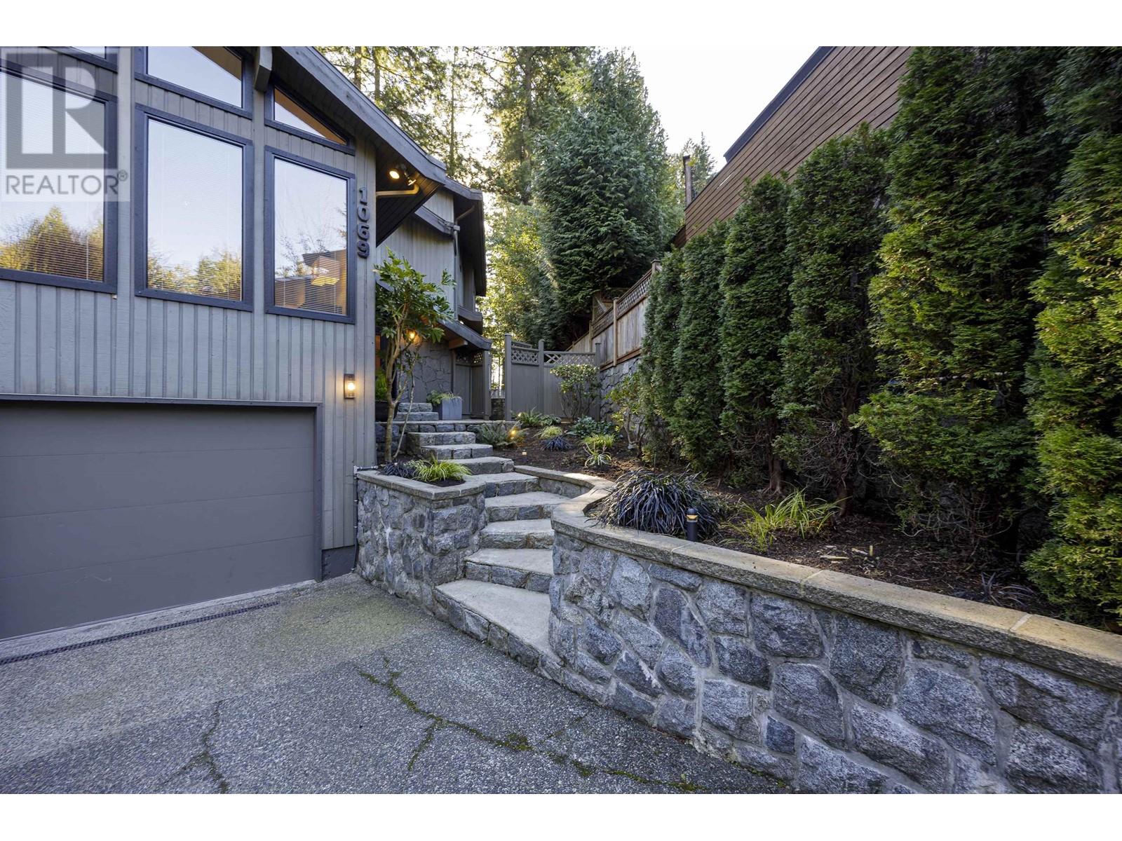 1069 Blue Grouse Way, North Vancouver, British Columbia  V7R 4N7 - Photo 12 - R2828550