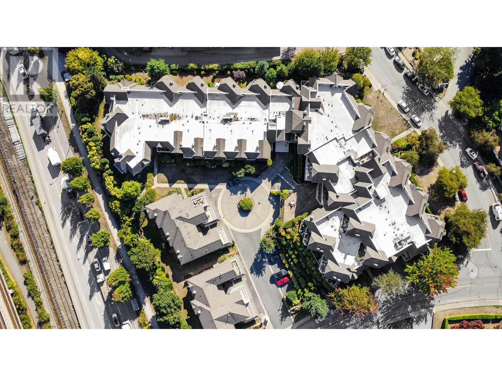 302 25 Richmond Street, New Westminster, British Columbia  V3L 5P9 - Photo 2 - R2827856