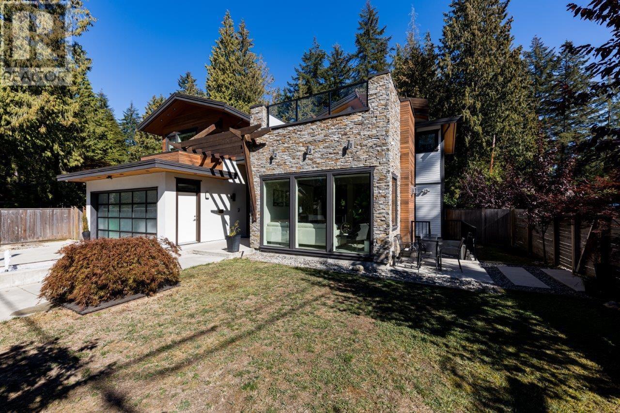 2520 LLOYD AVENUE, north vancouver, British Columbia