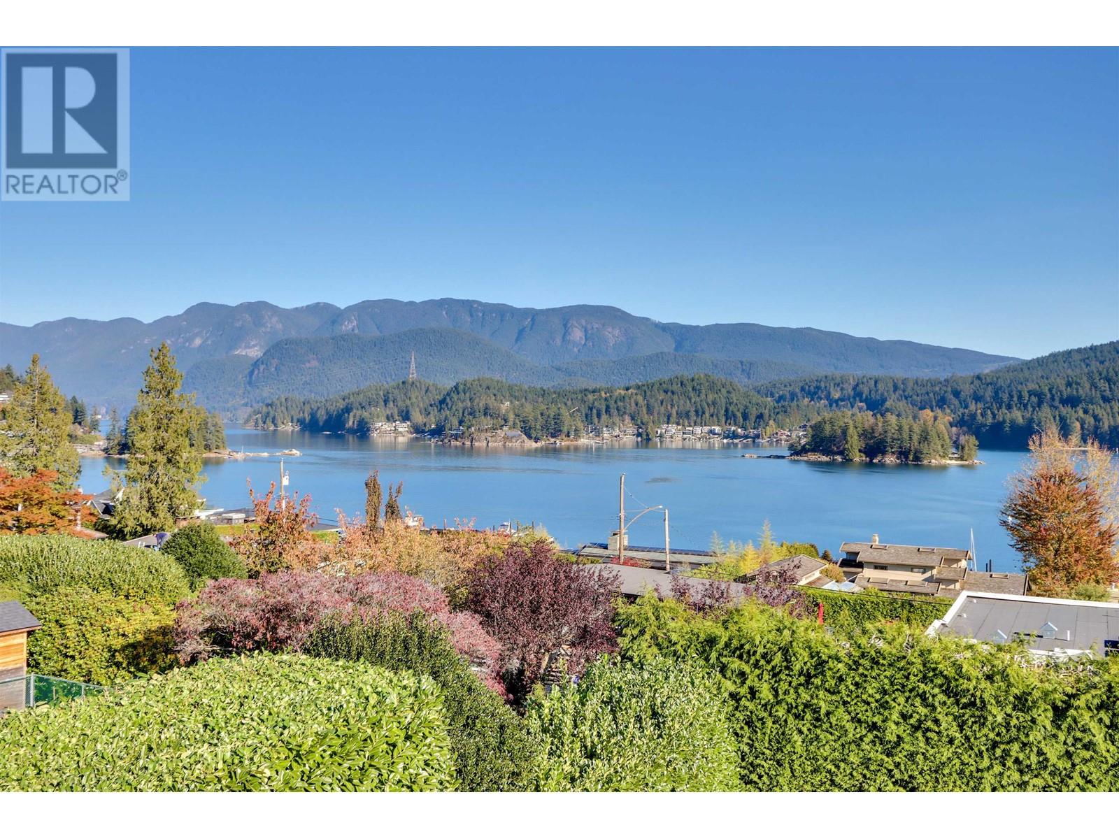 654 ROSLYN BOULEVARD, north vancouver, British Columbia