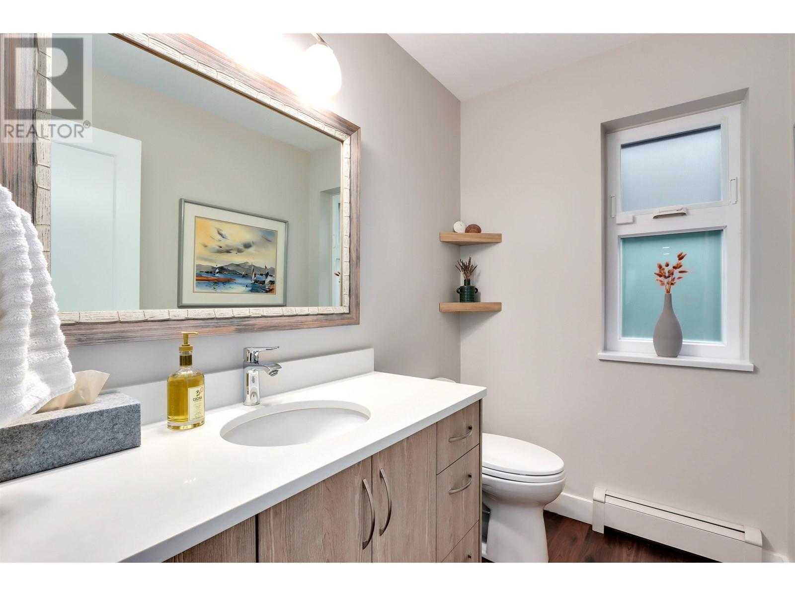 654 Roslyn Boulevard, North Vancouver, British Columbia  V7G 1P3 - Photo 13 - R2829322