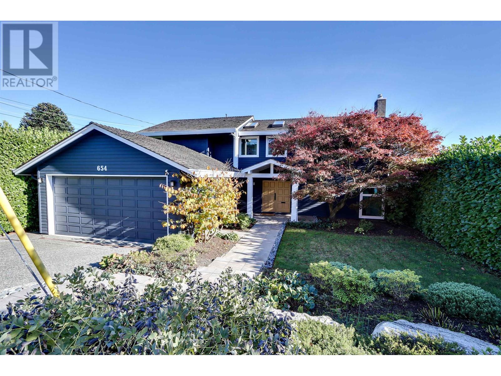 654 Roslyn Boulevard, North Vancouver, British Columbia  V7G 1P3 - Photo 2 - R2829322