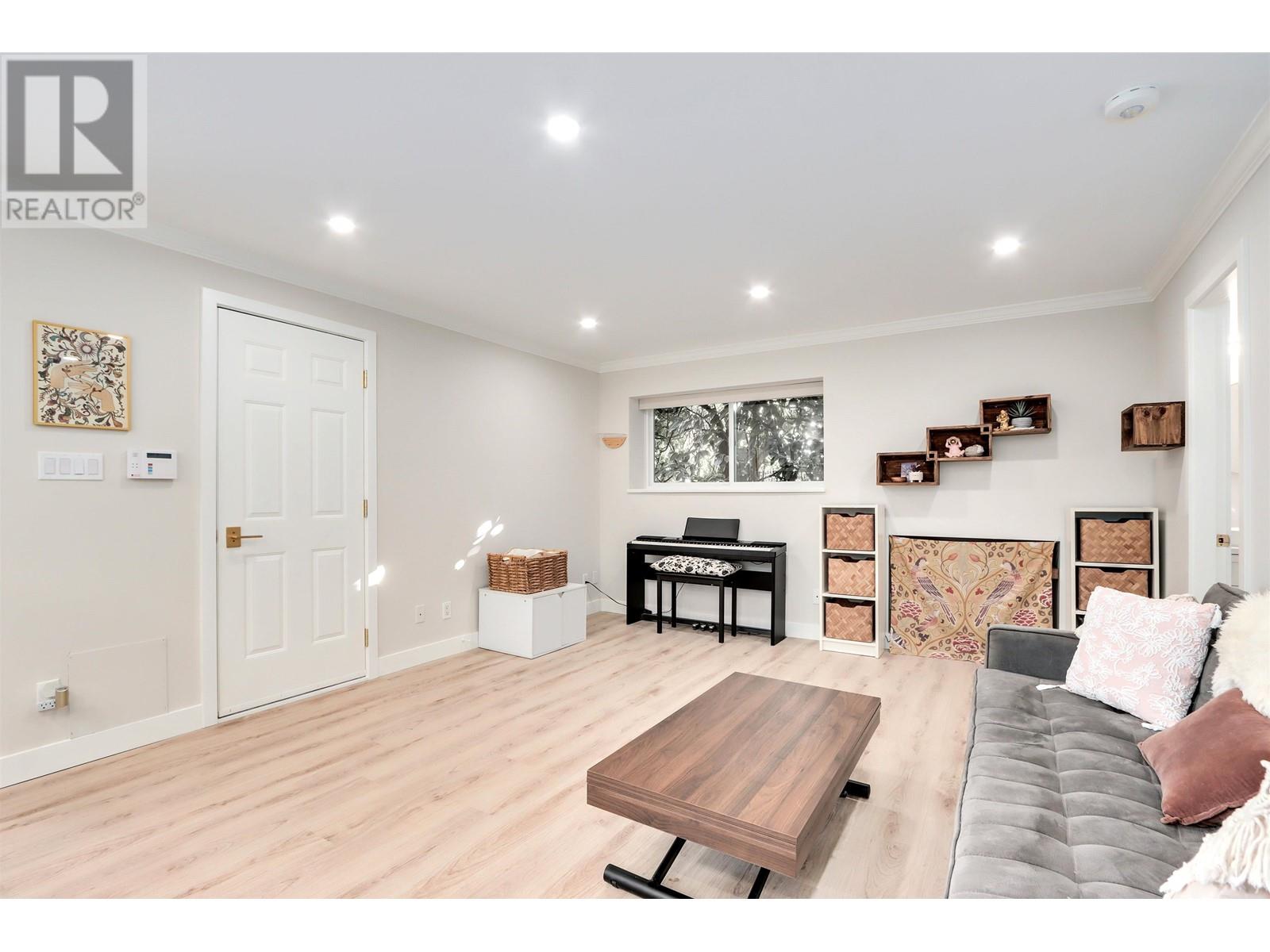 654 Roslyn Boulevard, North Vancouver, British Columbia  V7G 1P3 - Photo 22 - R2829322