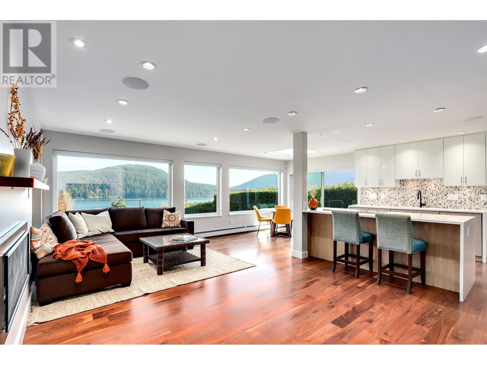 654 Roslyn Boulevard, North Vancouver, British Columbia  V7G 1P3 - Photo 3 - R2829322