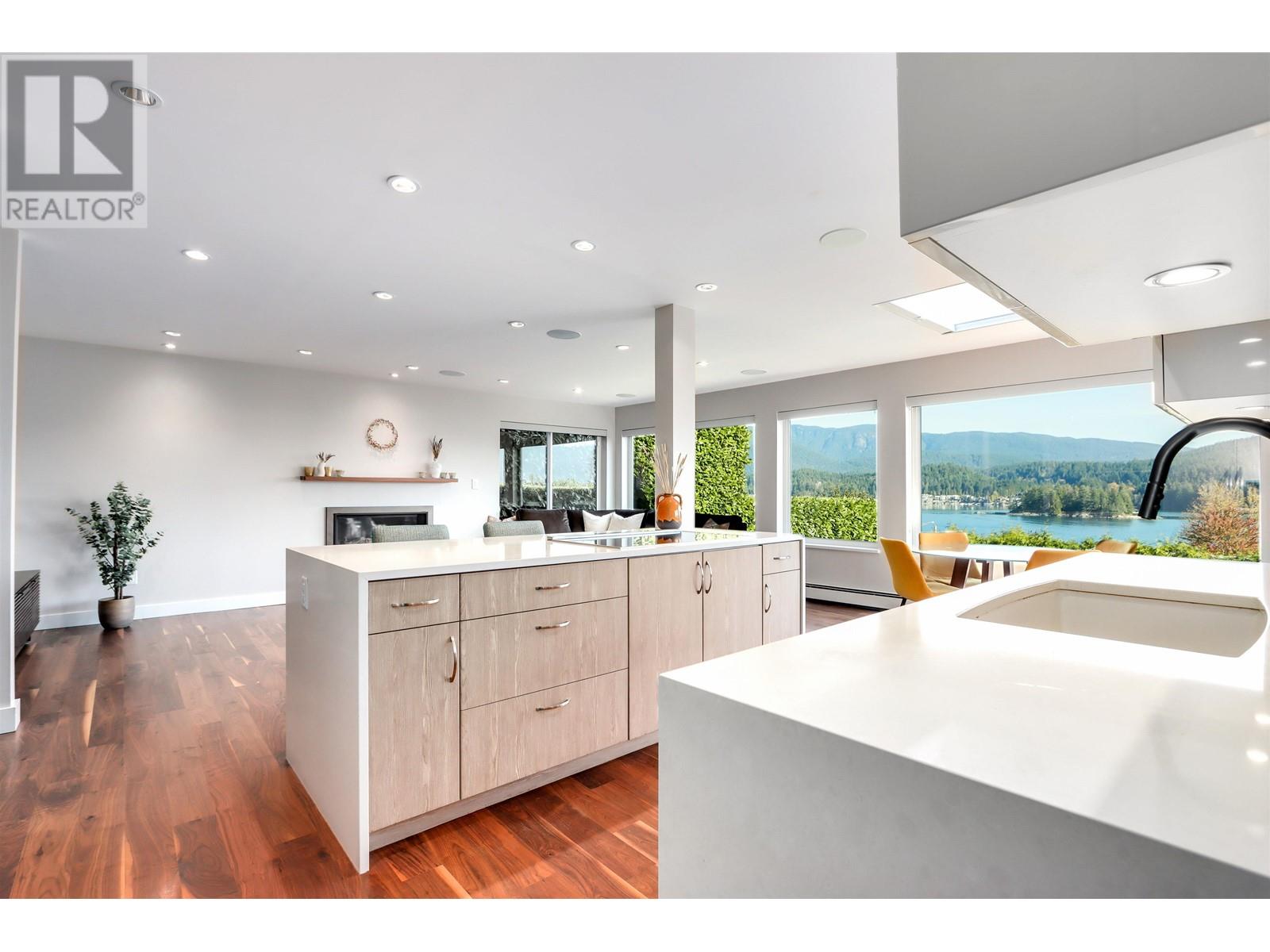 654 Roslyn Boulevard, North Vancouver, British Columbia  V7G 1P3 - Photo 4 - R2829322