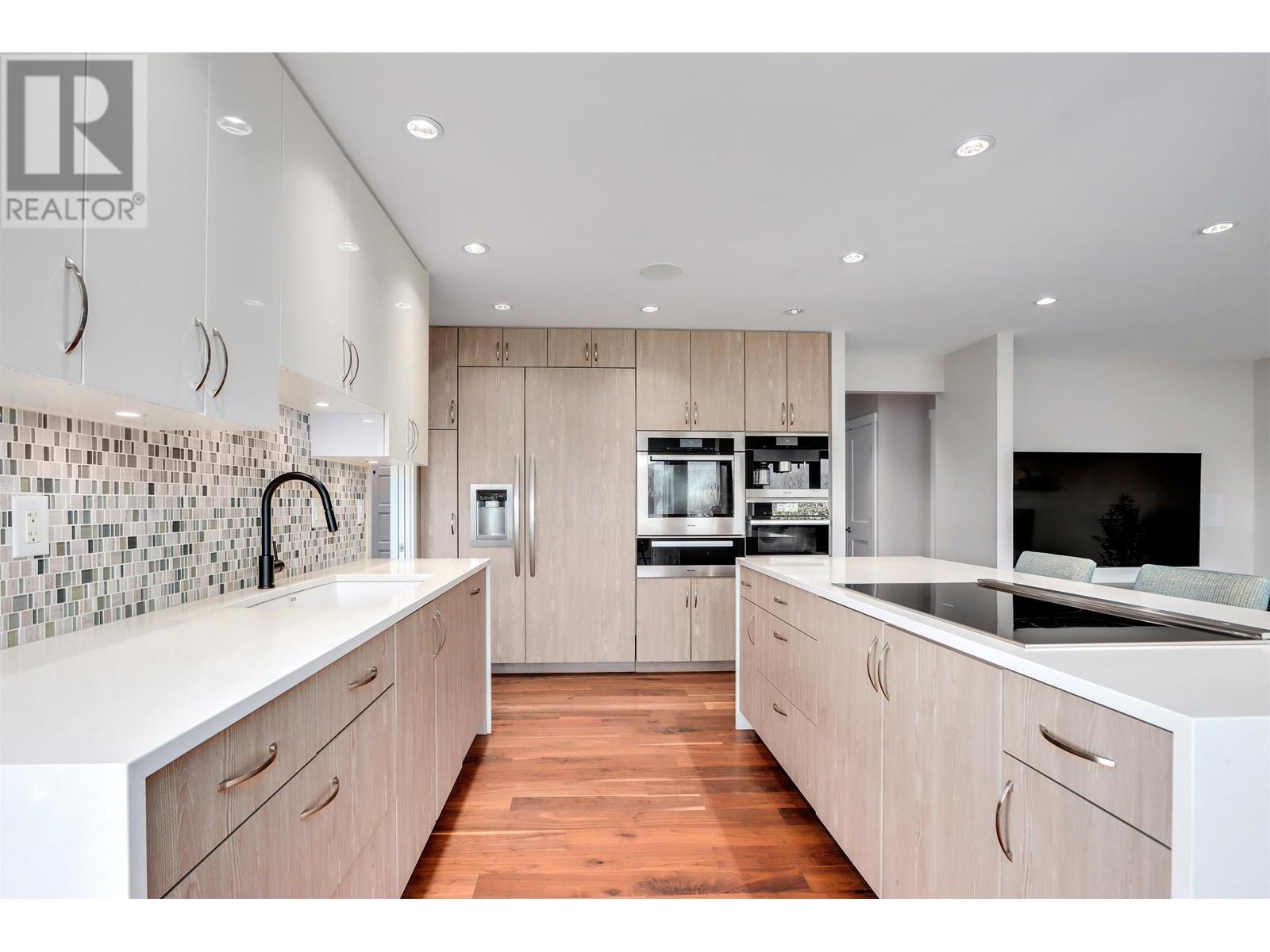 654 Roslyn Boulevard, North Vancouver, British Columbia  V7G 1P3 - Photo 5 - R2829322