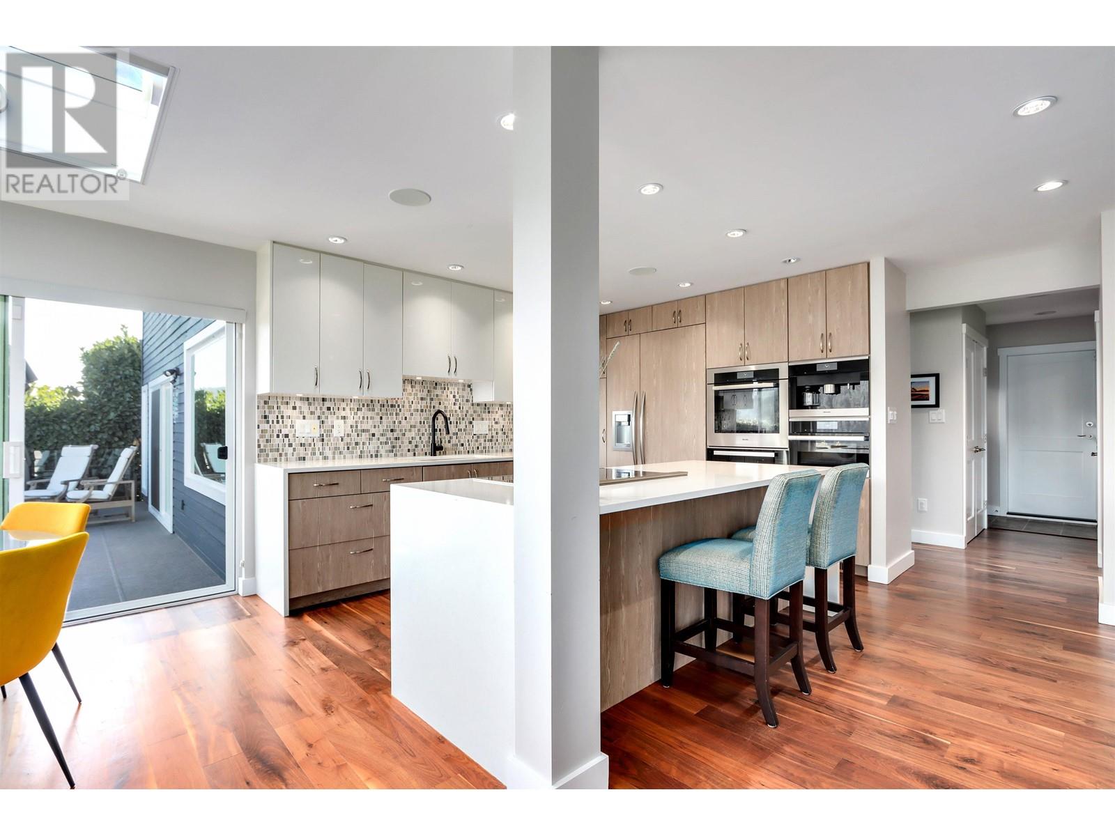 654 Roslyn Boulevard, North Vancouver, British Columbia  V7G 1P3 - Photo 6 - R2829322
