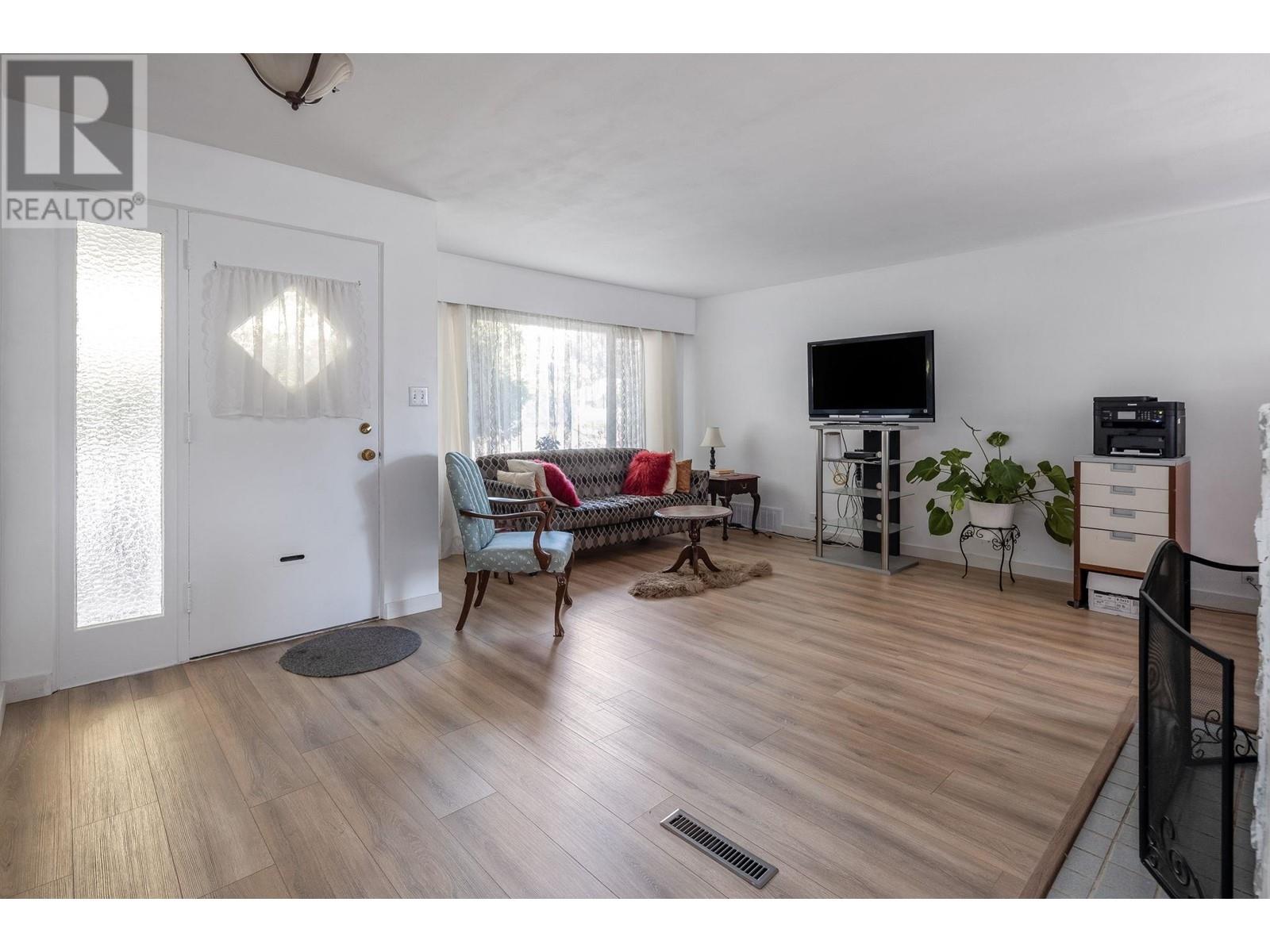 1004 Springer Avenue, Burnaby, British Columbia  V5B 3L7 - Photo 4 - R2829375