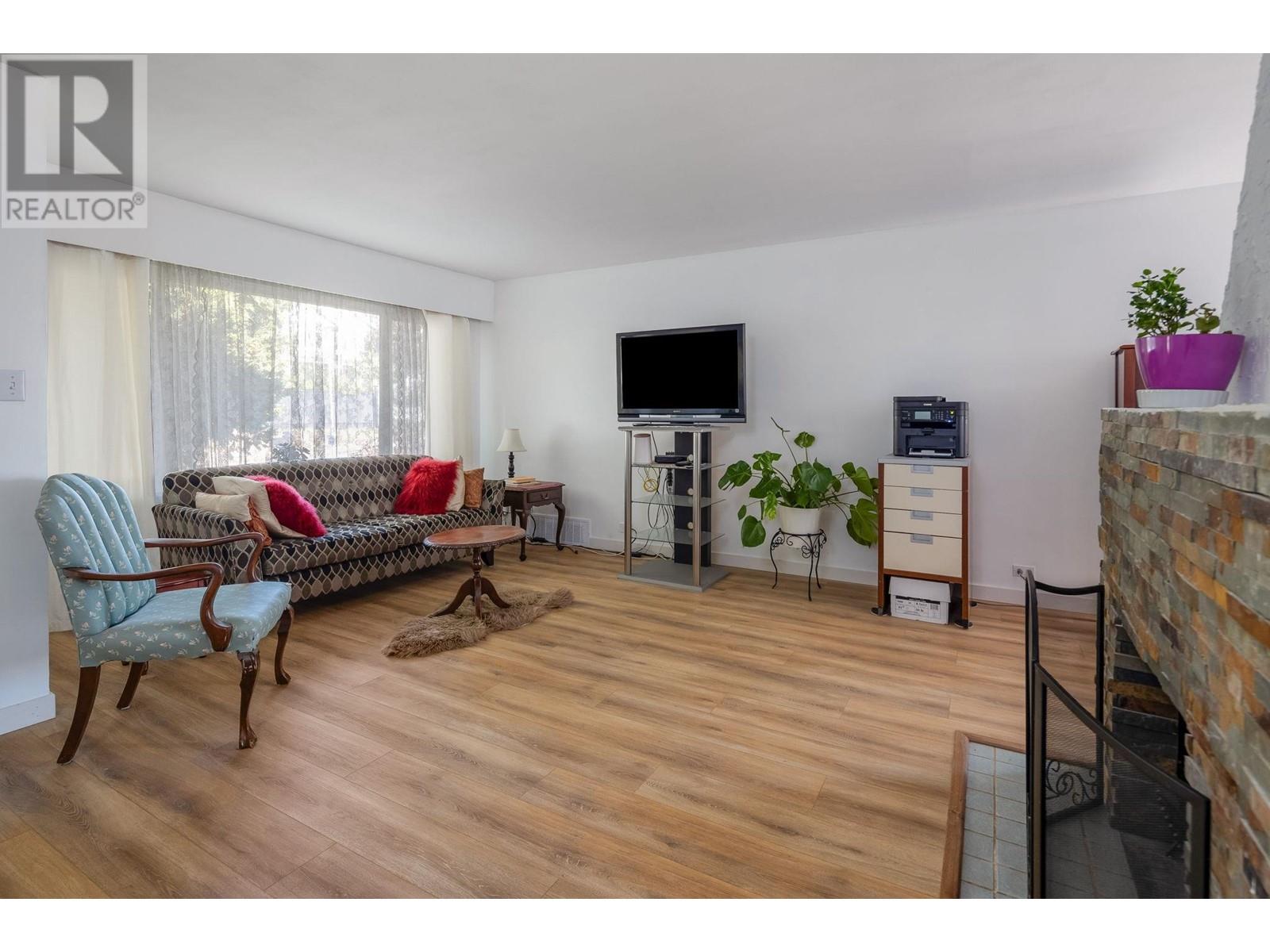 1004 Springer Avenue, Burnaby, British Columbia  V5B 3L7 - Photo 6 - R2829375