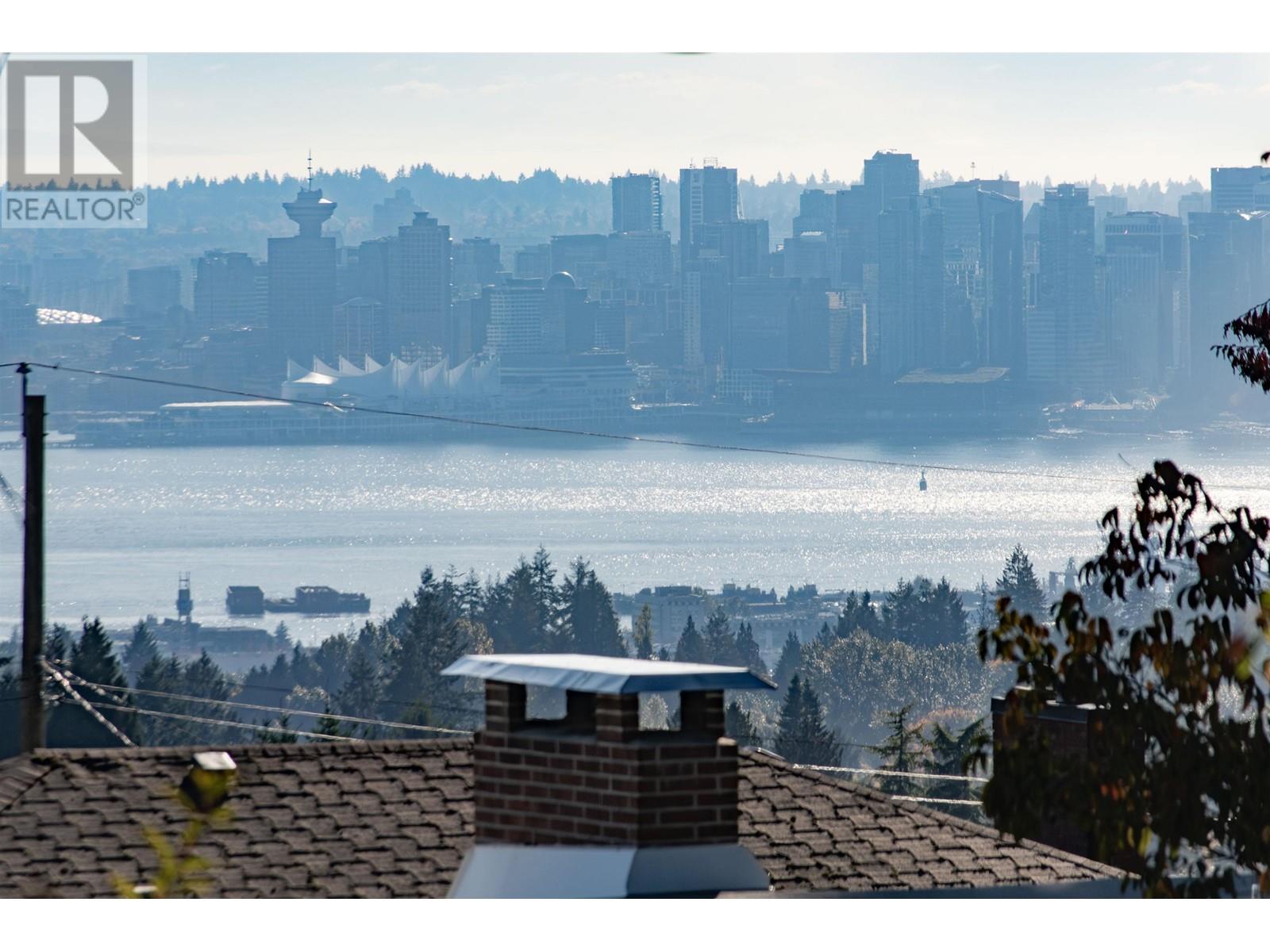 472 Crestwood Avenue, North Vancouver, British Columbia  V7N 3C3 - Photo 2 - R2828135
