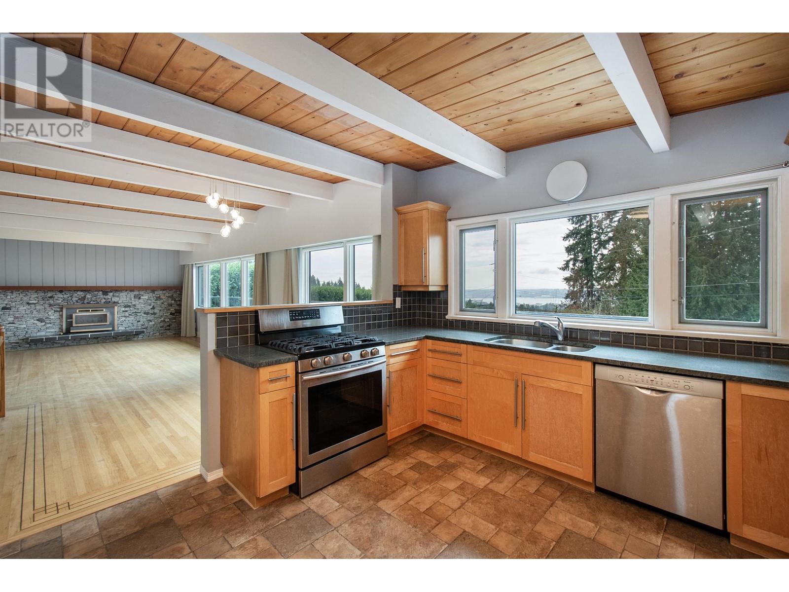 472 Crestwood Avenue, North Vancouver, British Columbia  V7N 3C3 - Photo 5 - R2828135