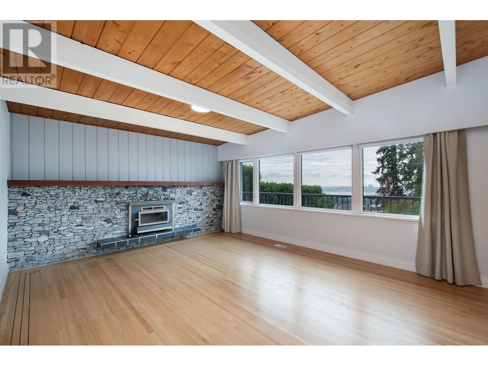 472 Crestwood Avenue, North Vancouver, British Columbia  V7N 3C3 - Photo 3 - R2828135