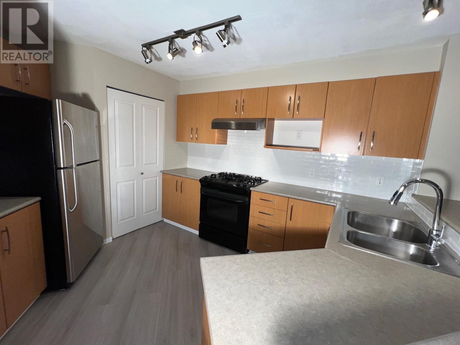 203 500 Klahanie Drive, Port Moody, British Columbia  V3H 5L1 - Photo 2 - R2828631