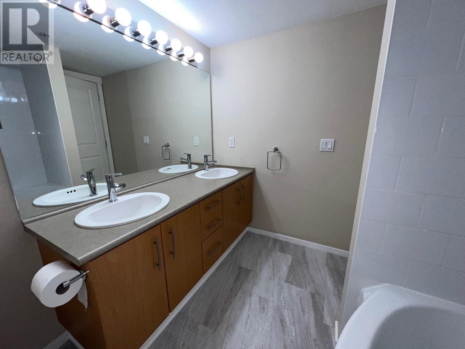 203 500 Klahanie Drive, Port Moody, British Columbia  V3H 5L1 - Photo 8 - R2828631
