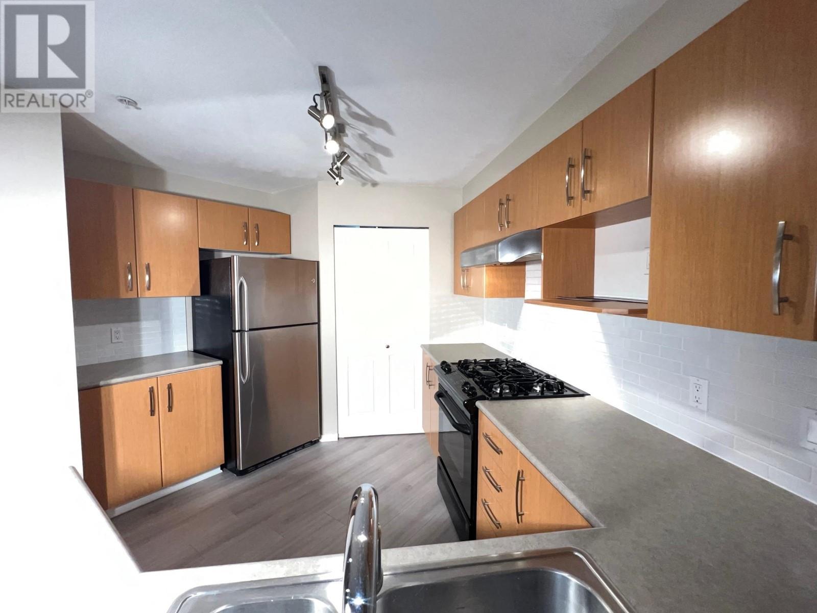 203 500 Klahanie Drive, Port Moody, British Columbia  V3H 5L1 - Photo 3 - R2828631
