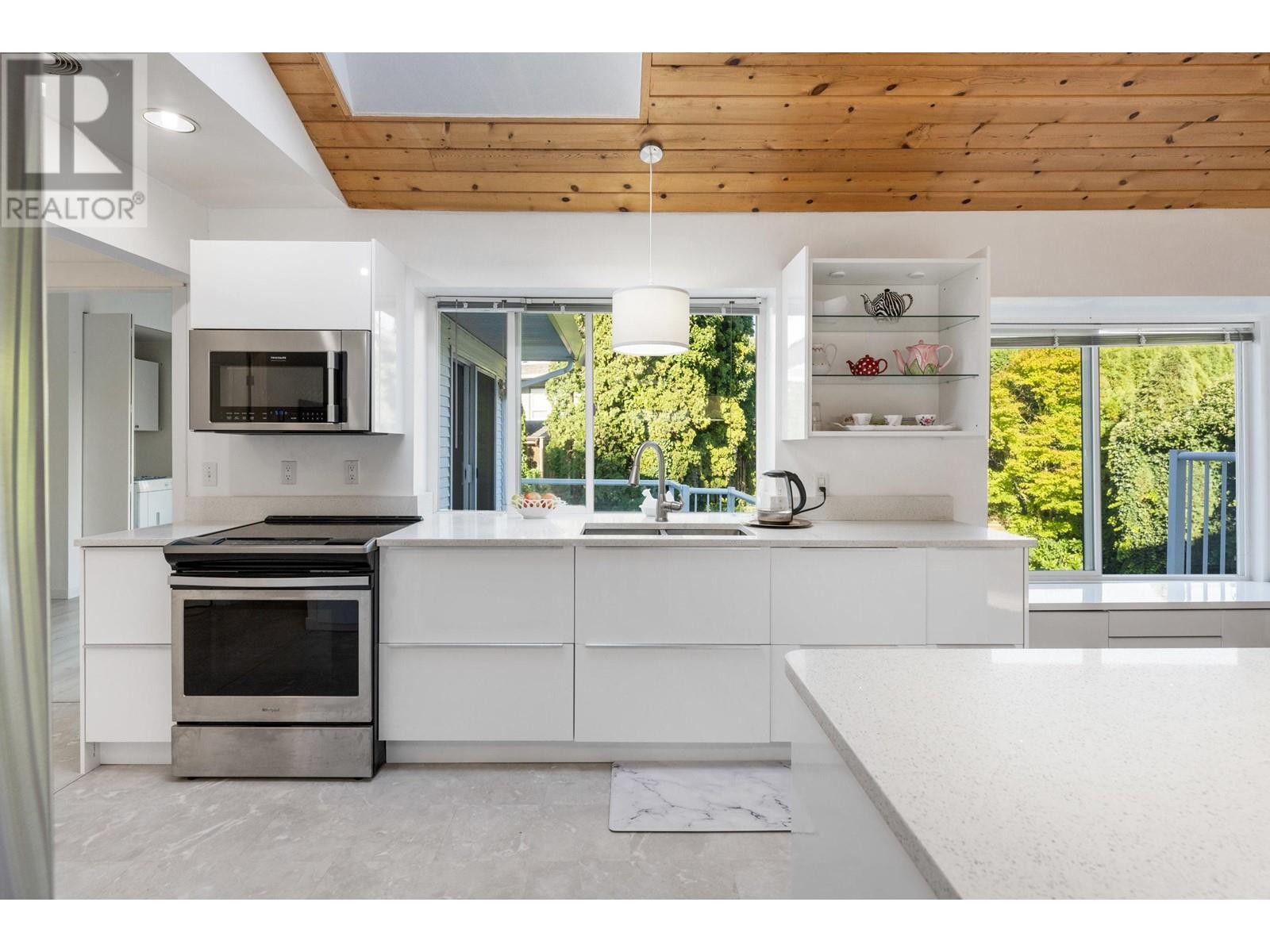 23418 Tamarack Lane, Maple Ridge, British Columbia  V2W 1A8 - Photo 5 - R2817774
