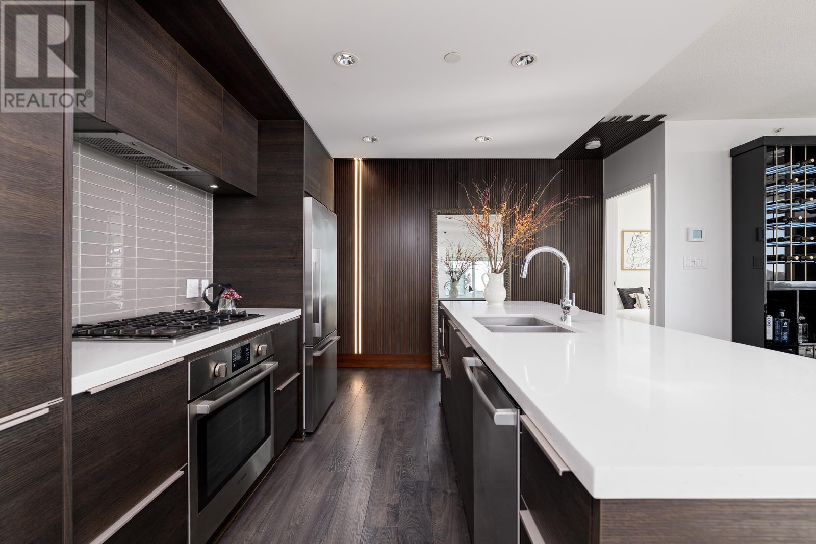 707 1550 Fern Street, North Vancouver, British Columbia  V7J 0A9 - Photo 3 - R2829390