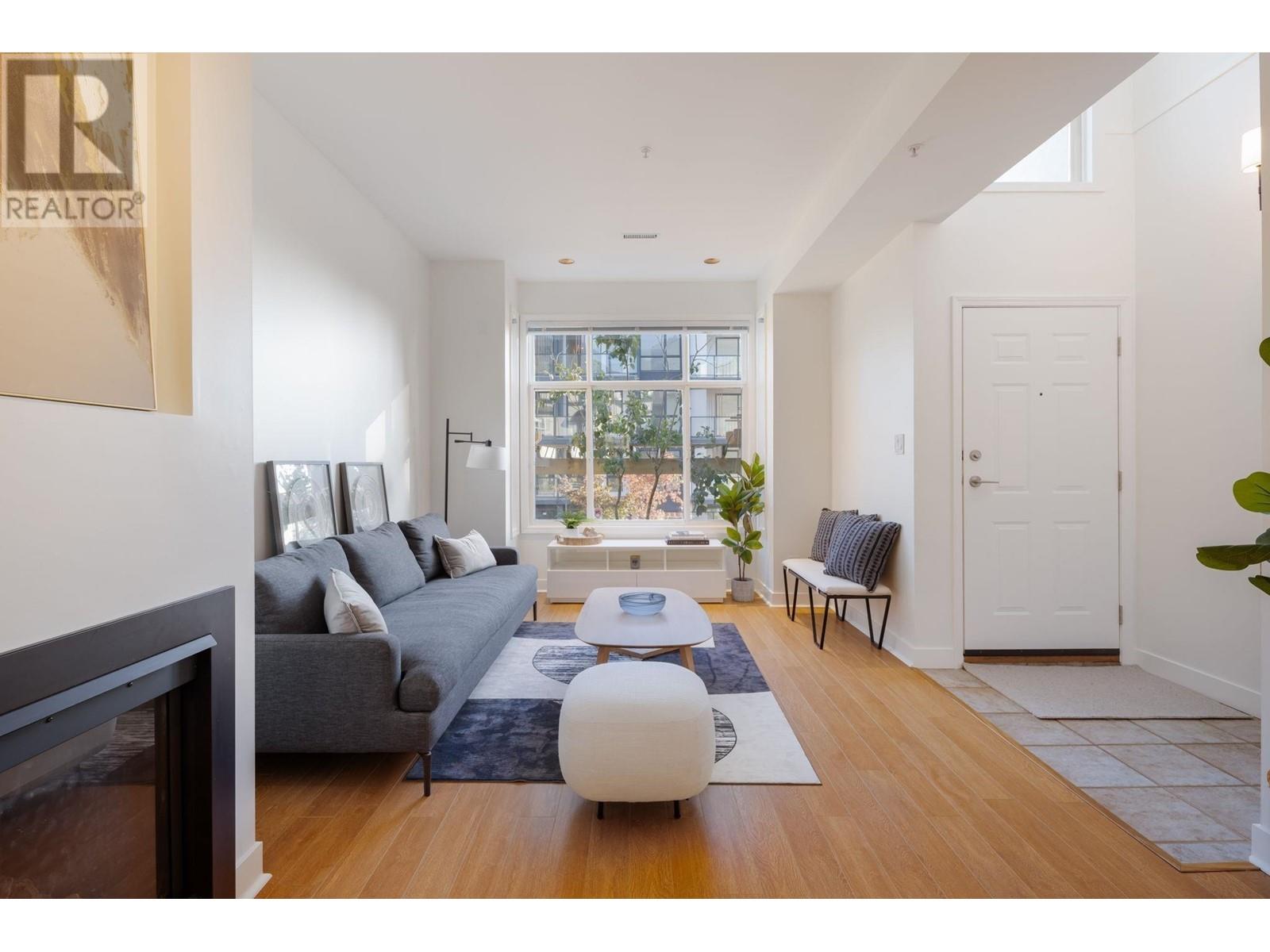 104 E 26th Street, North Vancouver, British Columbia  V7N 1A5 - Photo 2 - R2829575