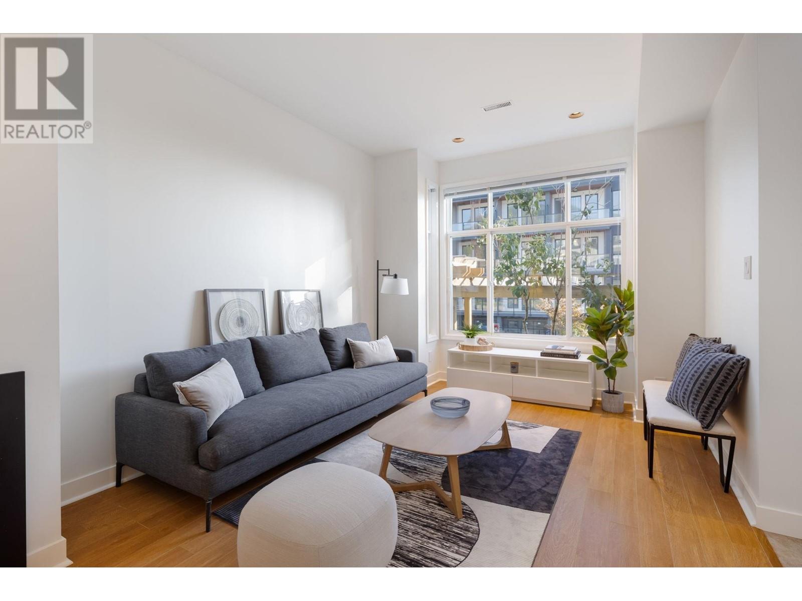 104 E 26th Street, North Vancouver, British Columbia  V7N 1A5 - Photo 3 - R2829575