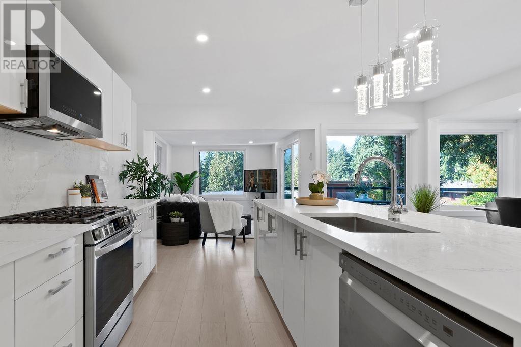4563 Cedarcrest Avenue, North Vancouver, British Columbia  V7R 3R2 - Photo 6 - R2827721