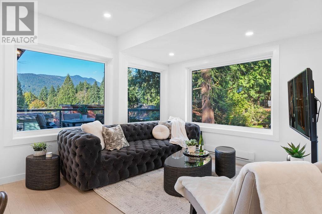 4563 Cedarcrest Avenue, North Vancouver, British Columbia  V7R 3R2 - Photo 8 - R2827721
