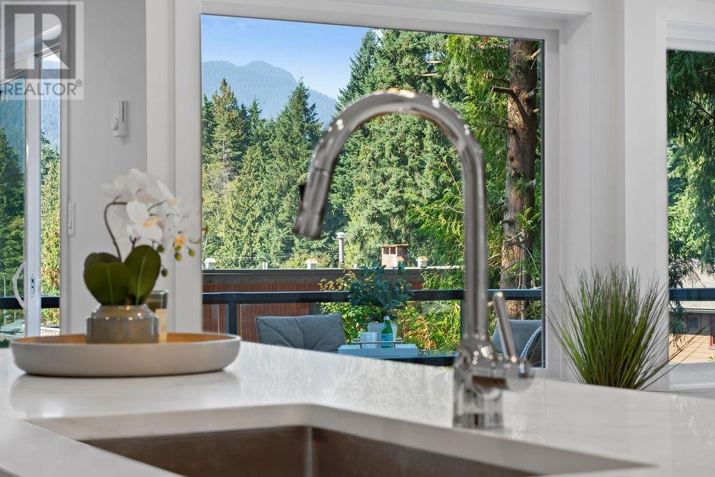 4563 Cedarcrest Avenue, North Vancouver, British Columbia  V7R 3R2 - Photo 9 - R2827721